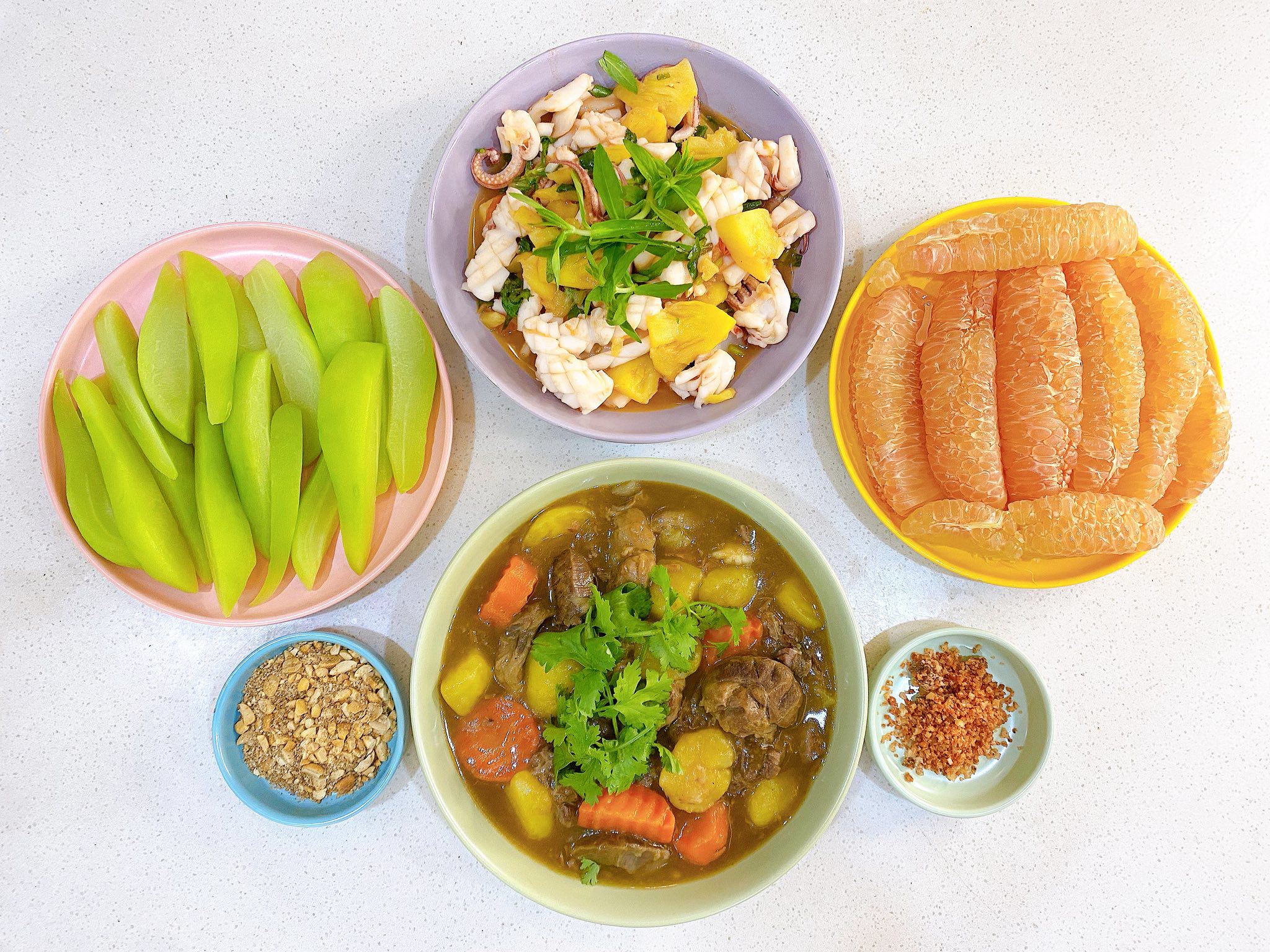 Bò hầm cà rốt, khoai tây - Mực xào dứa - Su su luộc - Bưởi da xanh