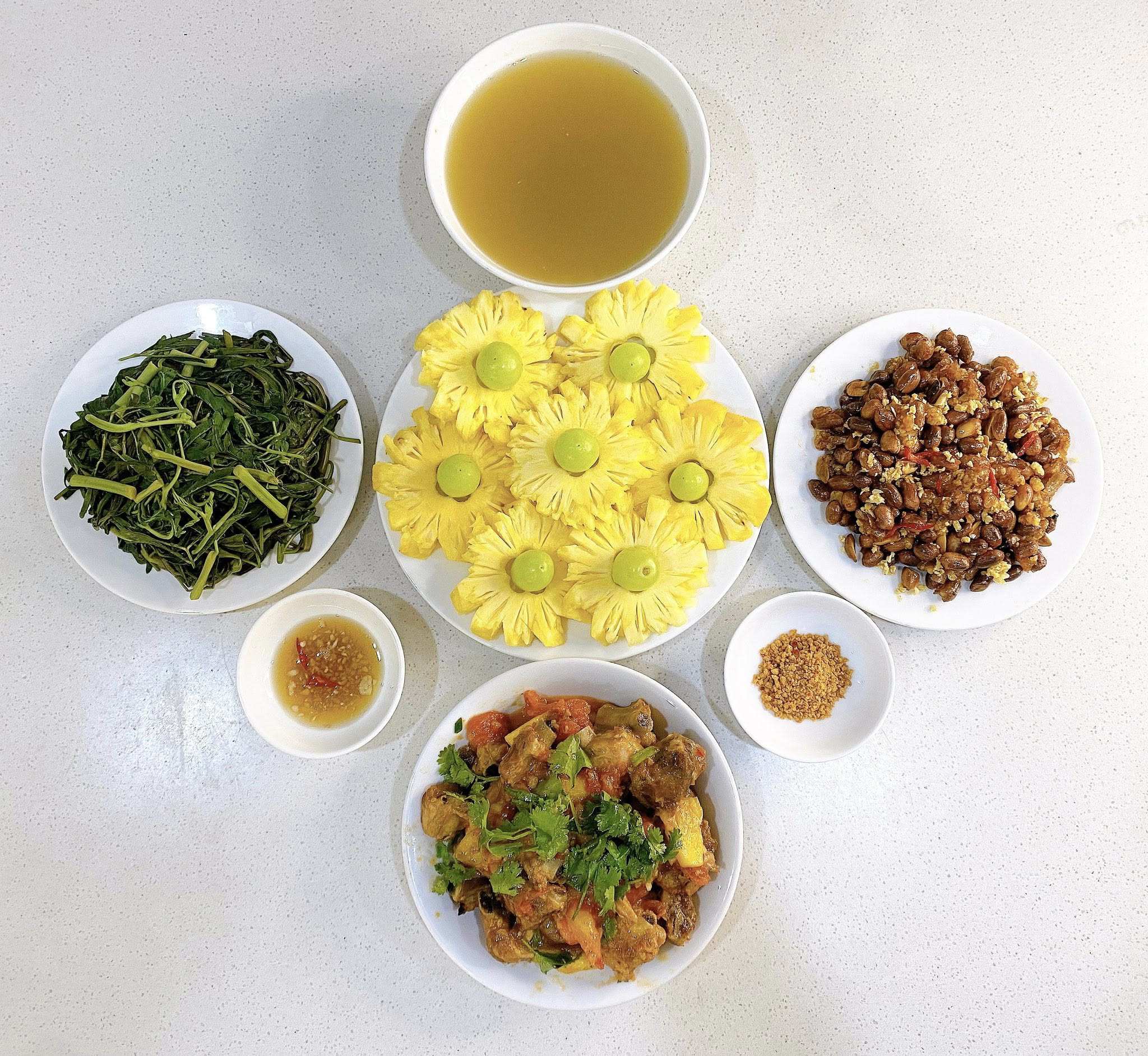 Lạc rang tỏi ớt - Sườn xào chua ngọt - Rau muống luộc - Dứa 