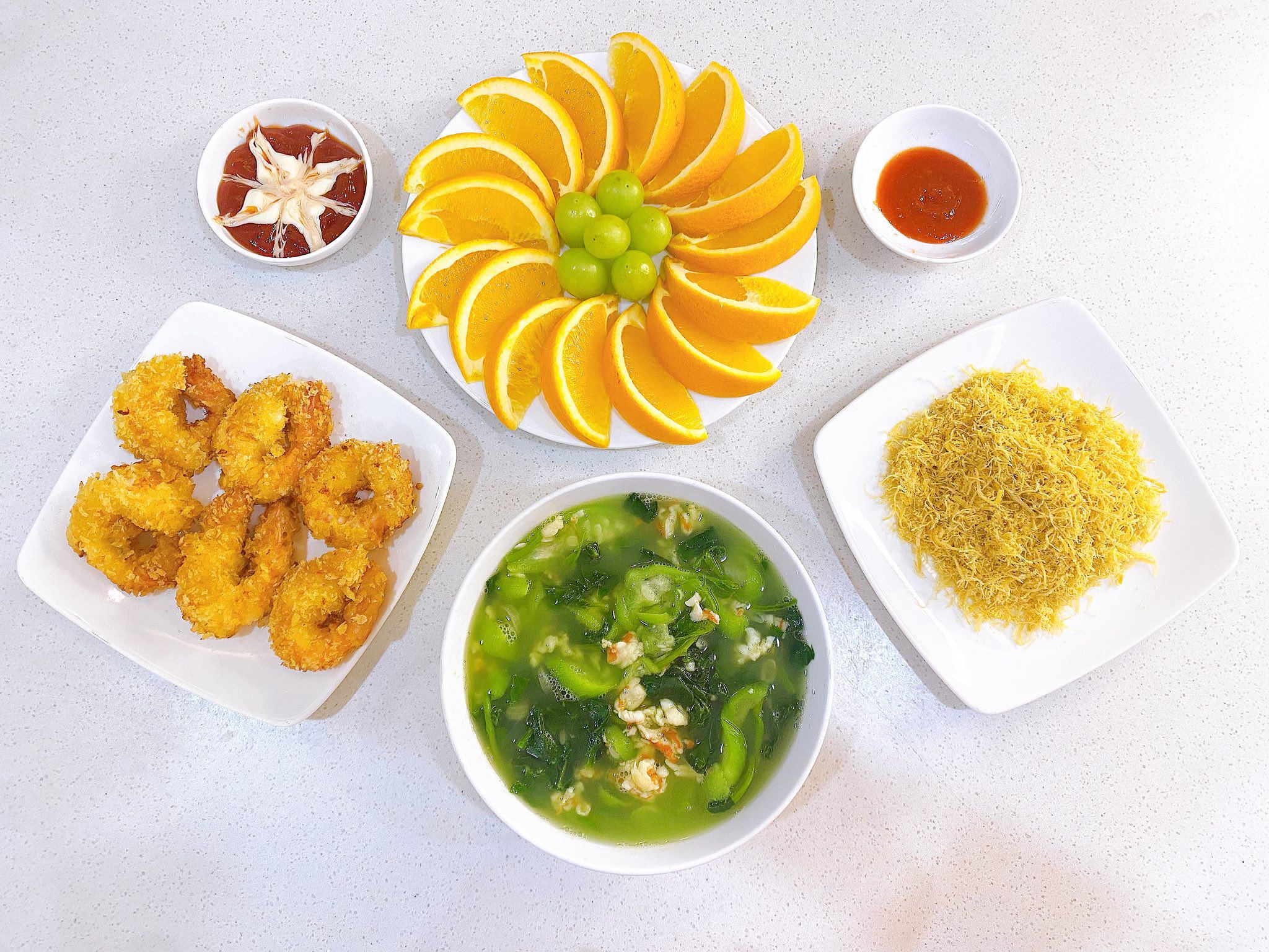 Tôm chiên xù - Canh tôm nấu mướp, mồng tơi - Ruốc ức gà - Cam vàng, nho xanh