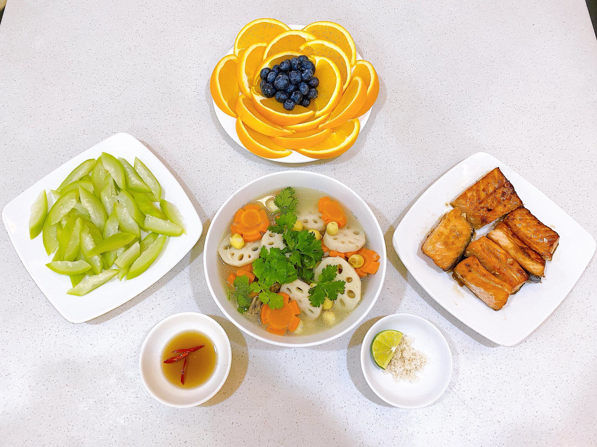 Canh chim bồ cầu hầm củ sen - Cá hồi sốt nướng - Bầu luộc - Cam vàng, việt quất