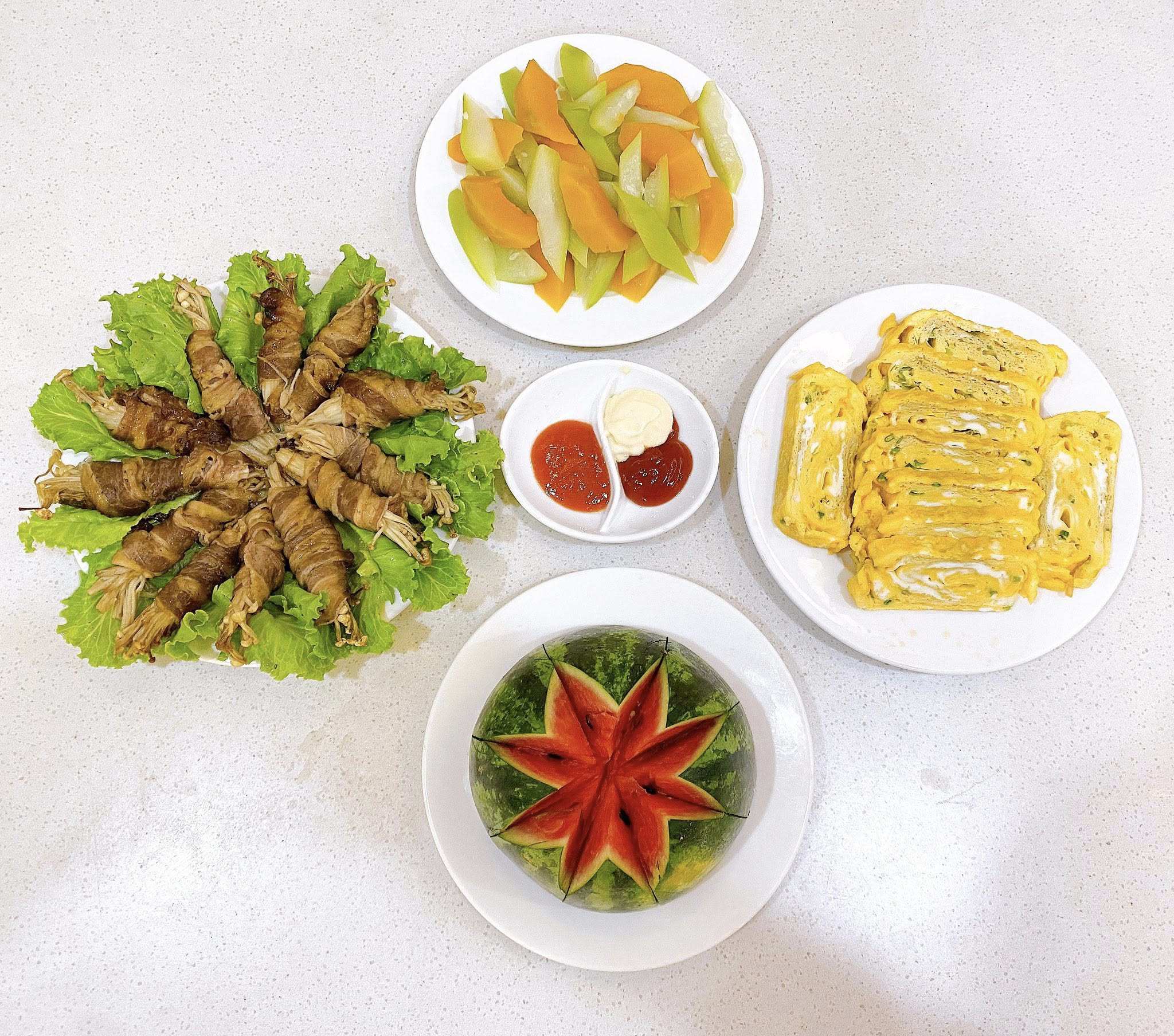 Thịt bò cuốn nấm kim châm - Trứng cuộn hành - Bầu, bí đỏ luộc - Dưa hấu, táo