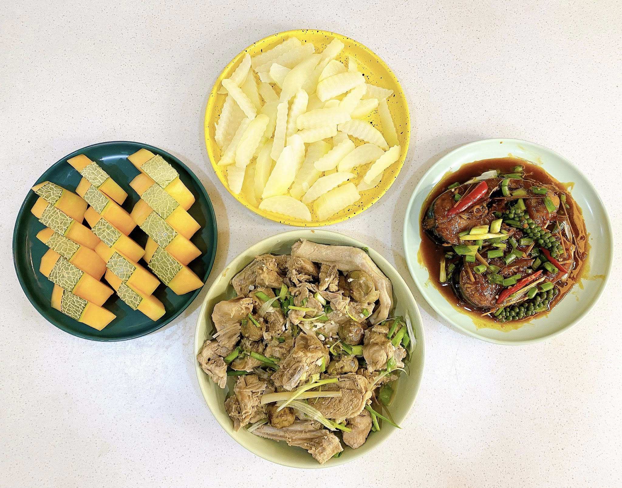 Cá ba sa kho tộ - Vịt om sấu - Su hào luộc - Dưa lưới