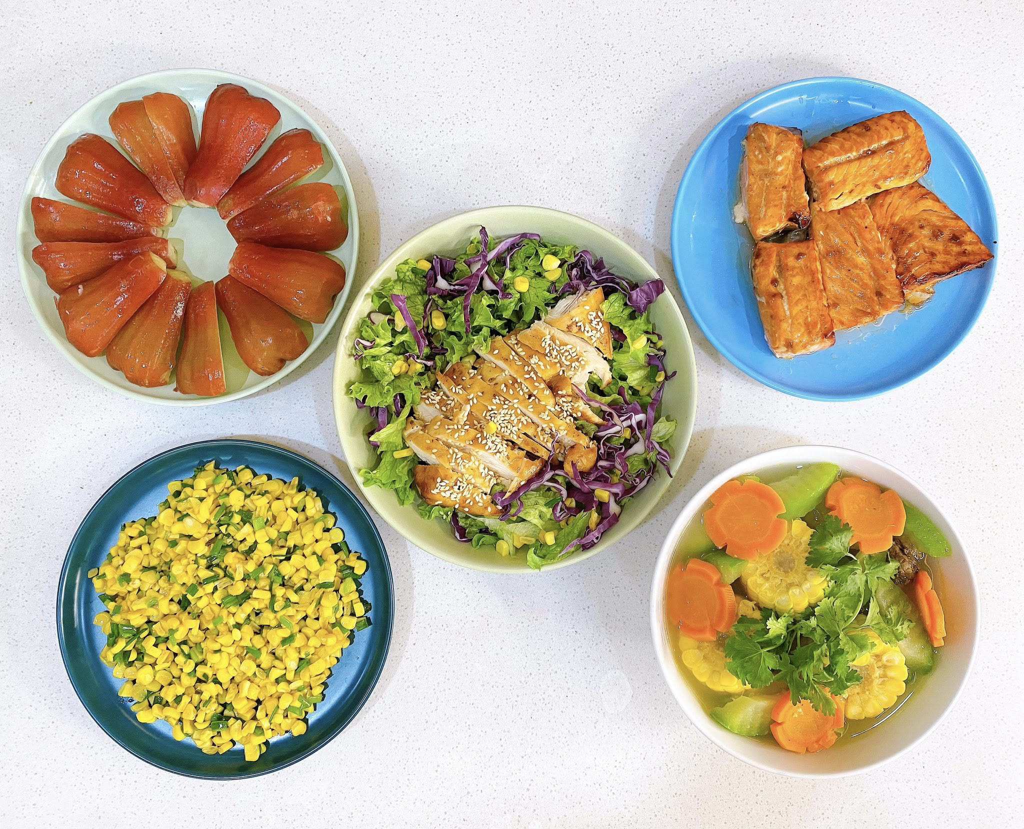 Ngô chiên bơ - Cá hồi nướng - Salad ức gà - Canh ngô ngọt, bí xanh, cà rốt - Roi