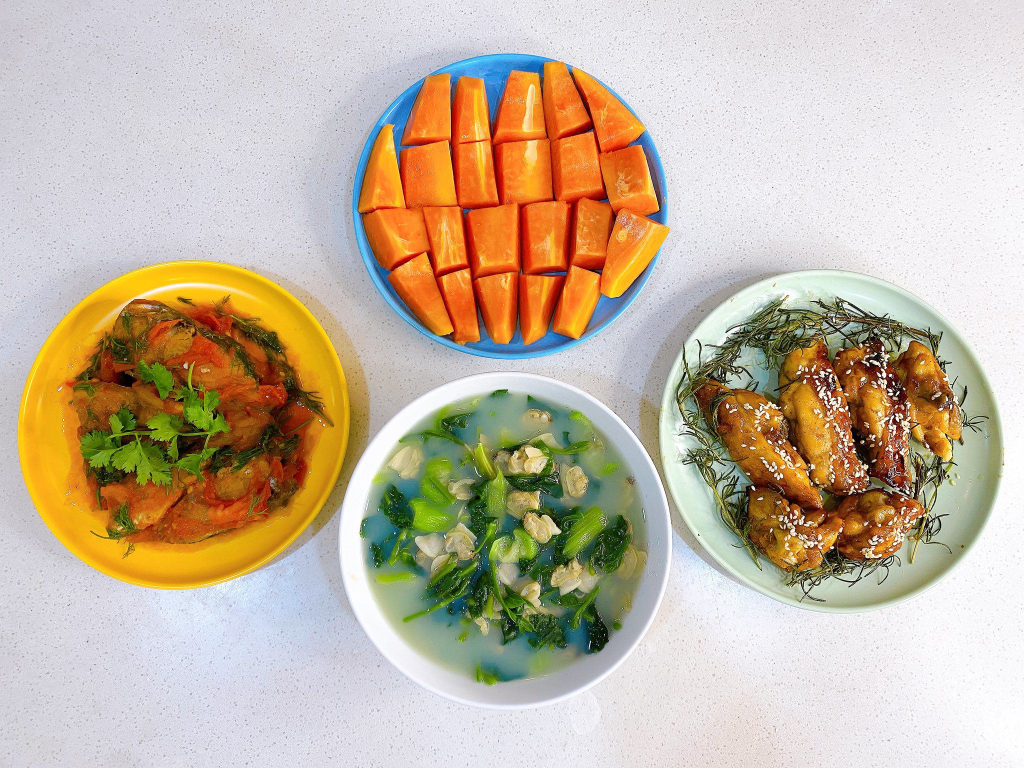 Má đùi gà nướng lá hương thảo - Cá thu sốt cà chua - Canh ngao mồng tơi - Đu đủ