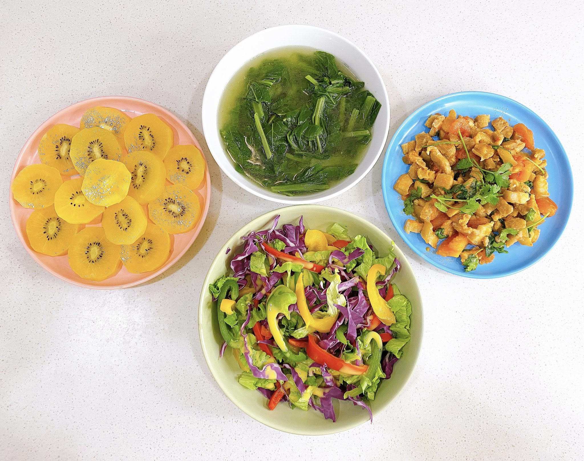 Ba chỉ xào cà chua - Salad ớt chuông - Canh cải ngọt - Kiwi vàng