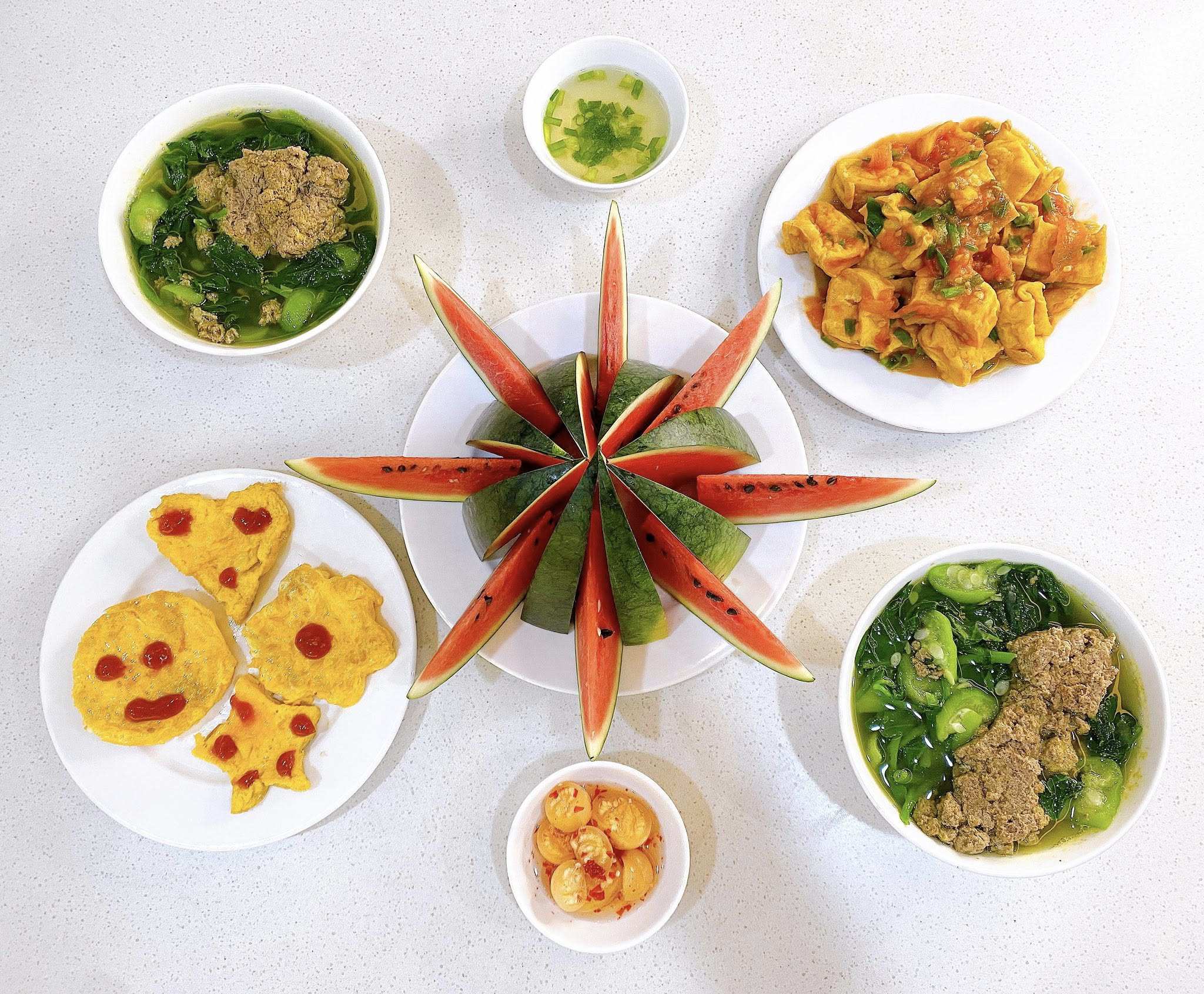 Canh cua mướp, mồng tơi - Trứng rán - Đậu sốt cà chua - Dưa hấu