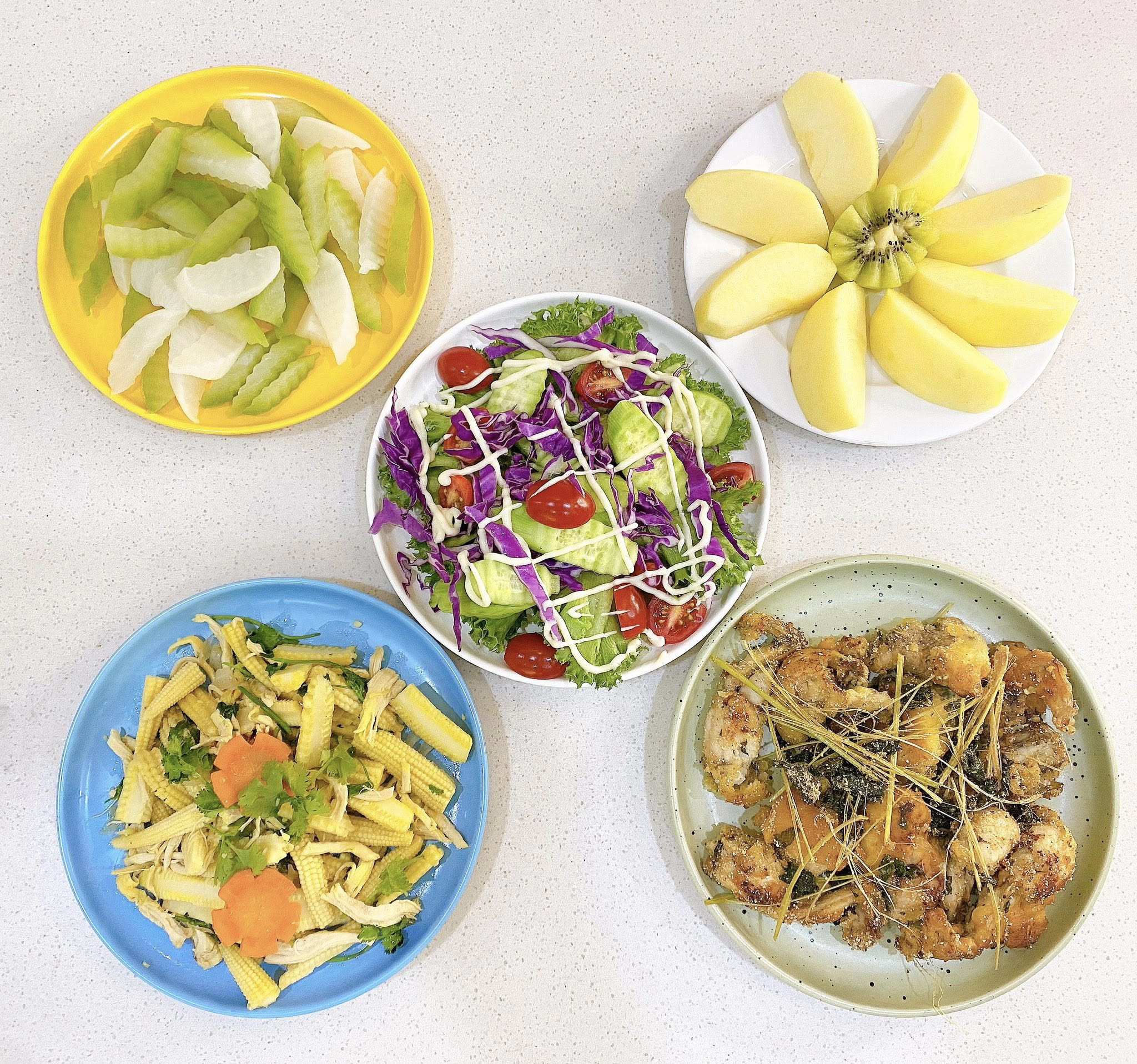 Salad dưa chuột, bắp cải tím - Thịt gà xào ngô non - Ếch rang muối - Bí xanh, củ cải luộc - Táo