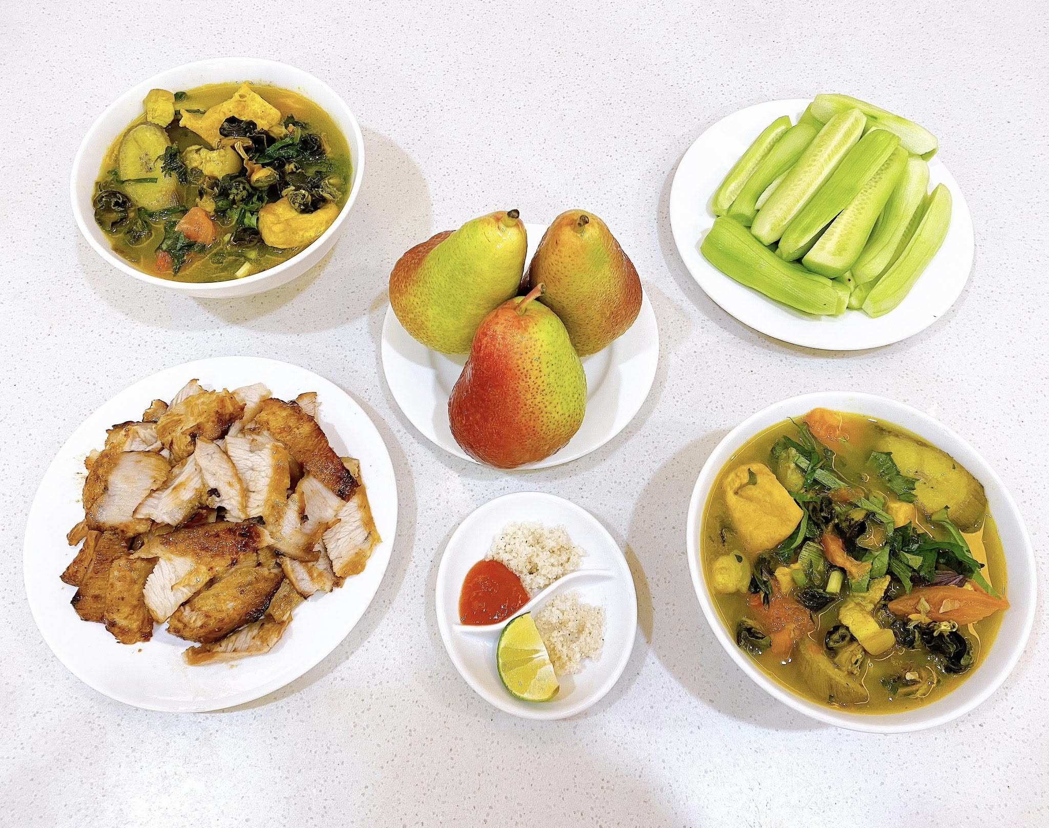 Canh ốc chuối đậu - Nạc nọng sốt nướng - Dưa chuột chẻ - Lê