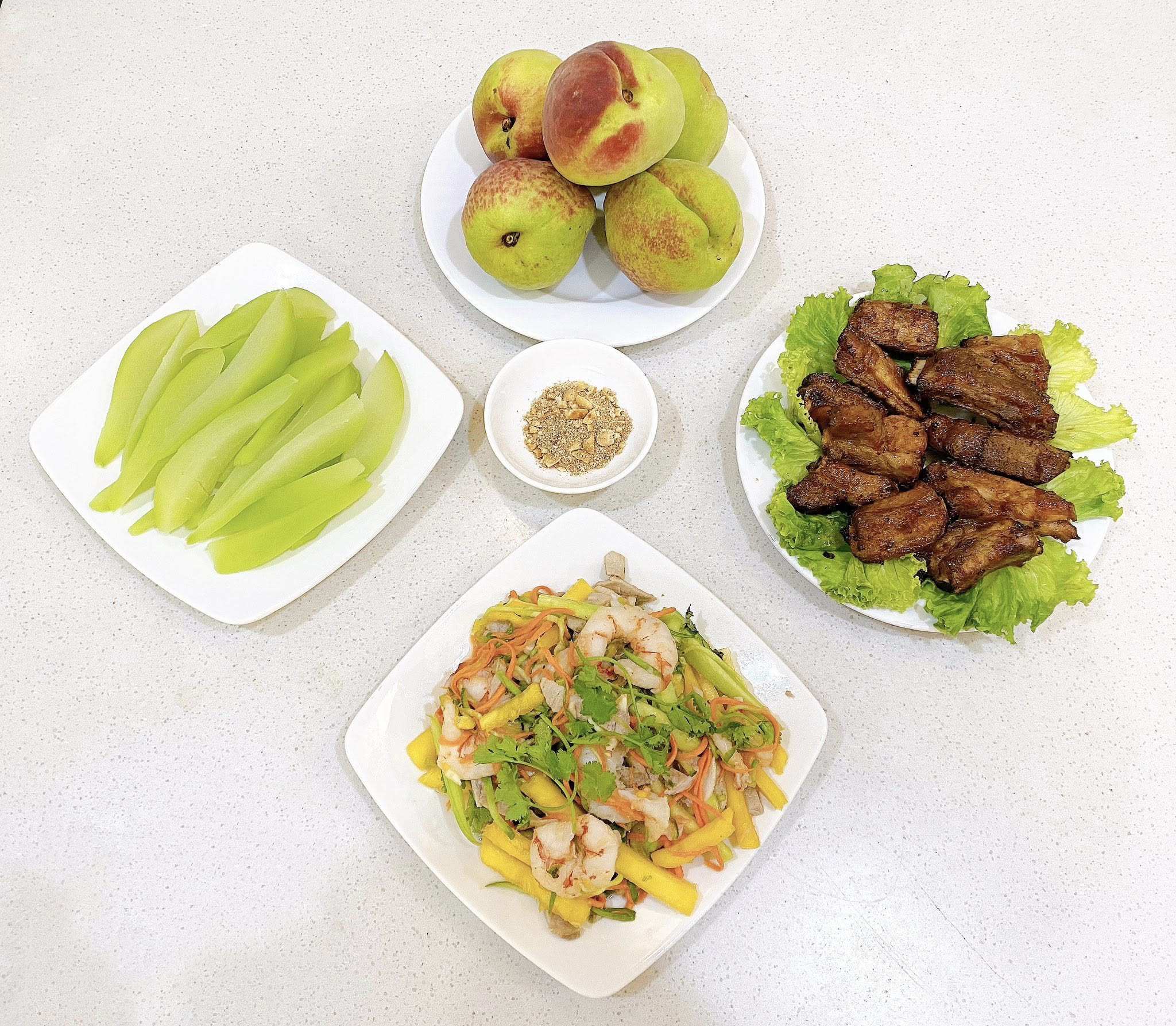 Sườn nướng - Nộm tôm thịt, dứa, dưa chuột - Su su luộc - Đào mỏ quạ