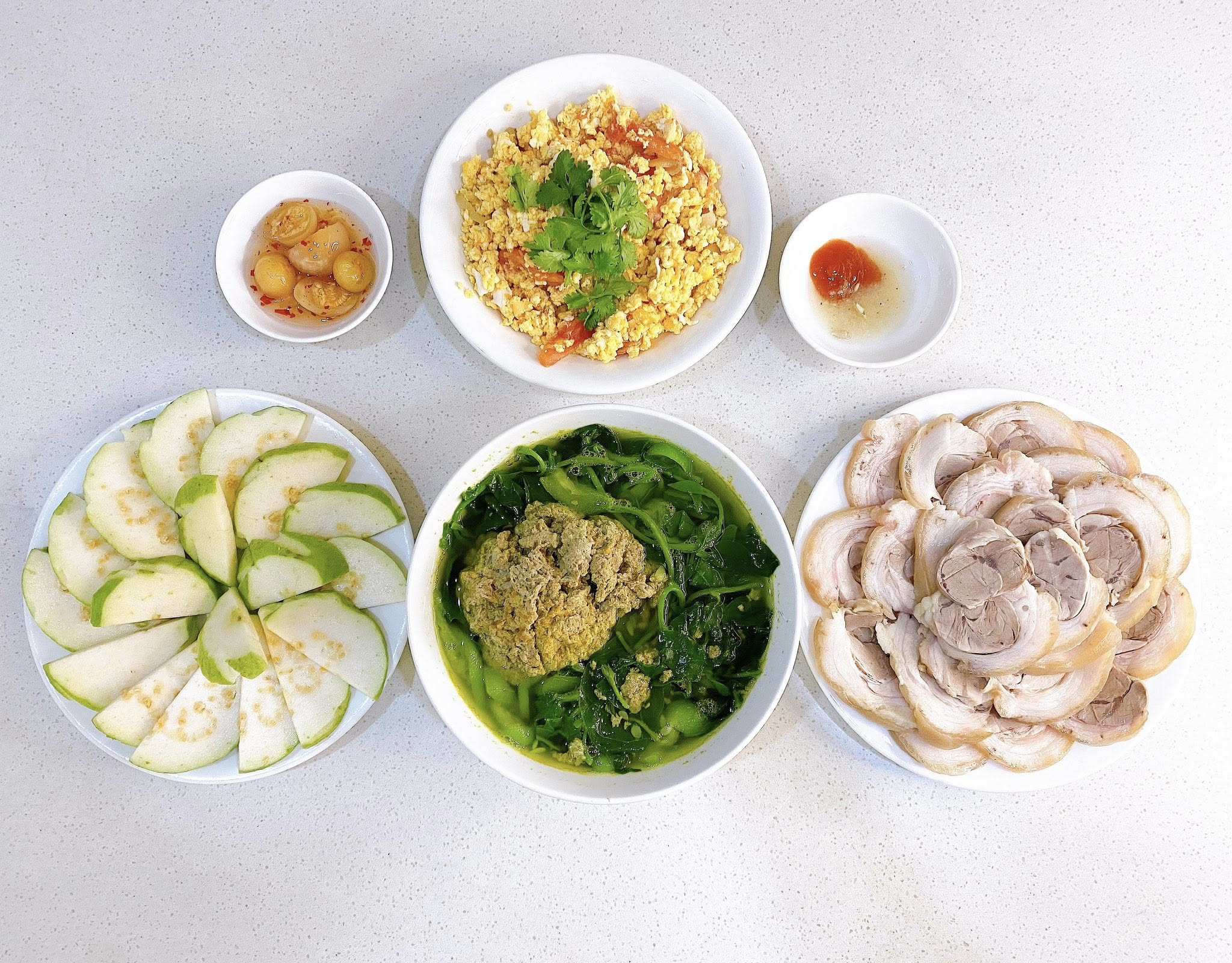 Bắp heo luộc - Canh cà ra nấu mướp, mồng tơi - Trứng xào cà chua - Ổi