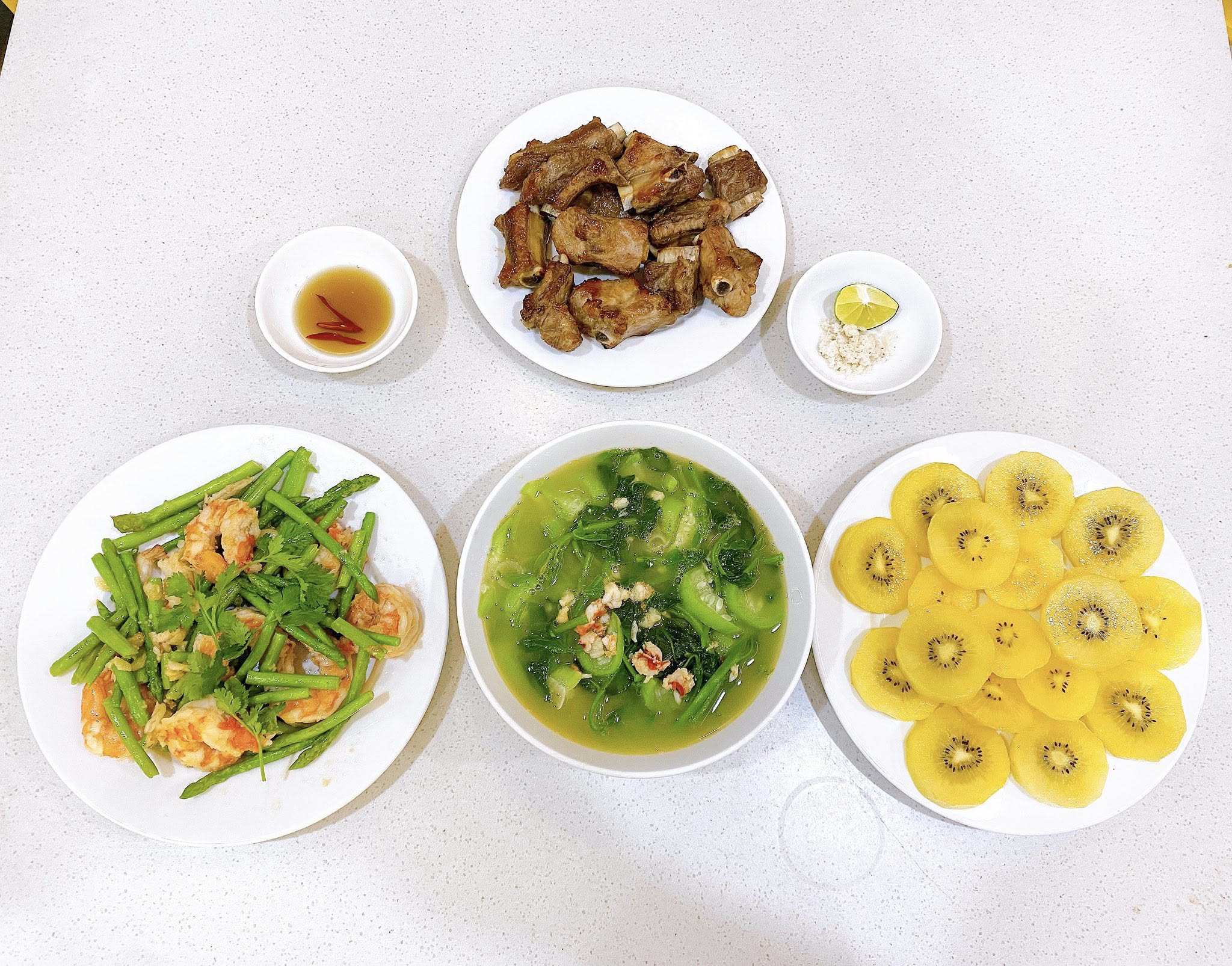 Sườn rim - Tôm xào măng tây - Canh tôm mướp, mồng tơi - Kiwi vàng