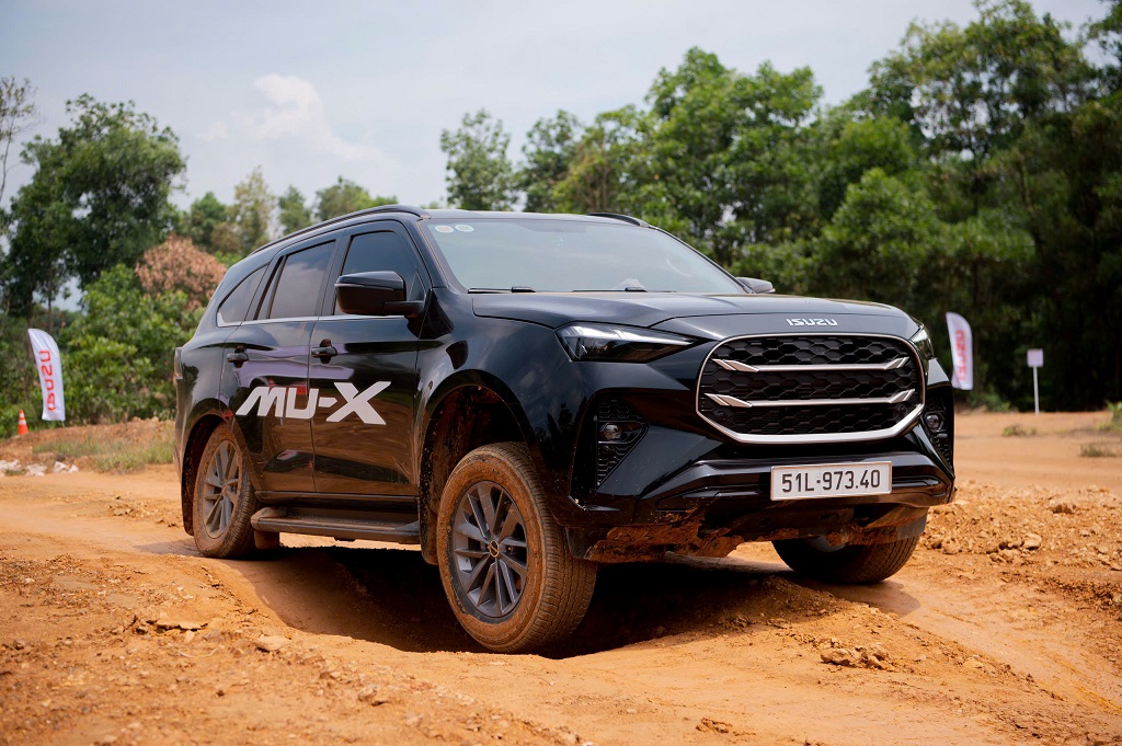 SUV 7 chỗ: Isuzu mu-X chưa làm nên chuyện, Ford Everest vẫn ‘một mình một chợ’ - Ảnh 3.