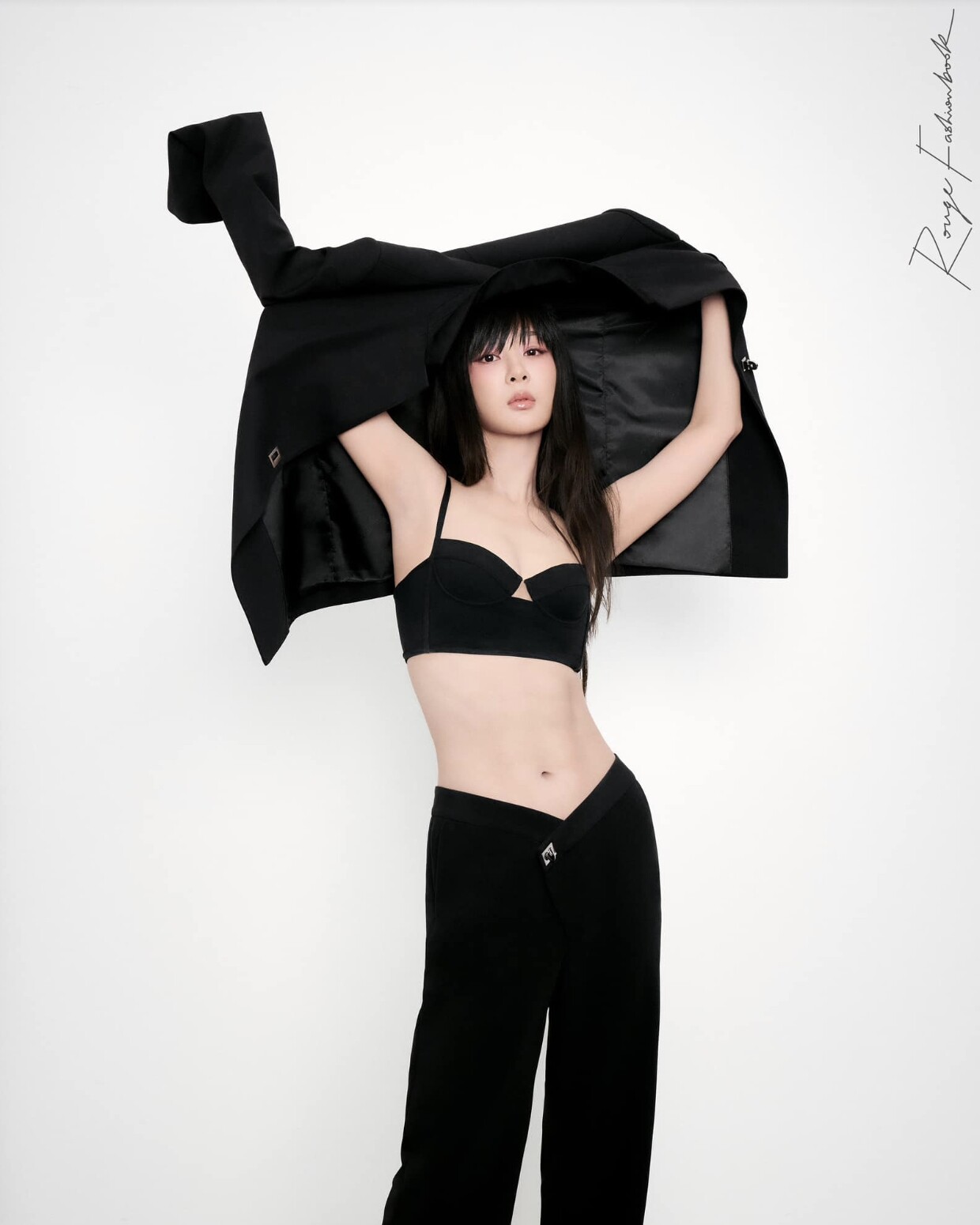 Ăn kiêng theo chế độ 8:2, uống 3 lít nước mỗi ngày và một cốc cà phê đen sau bữa ăn chính là bí quyết giúp Dương Tử lột xác ngoạn mục. 