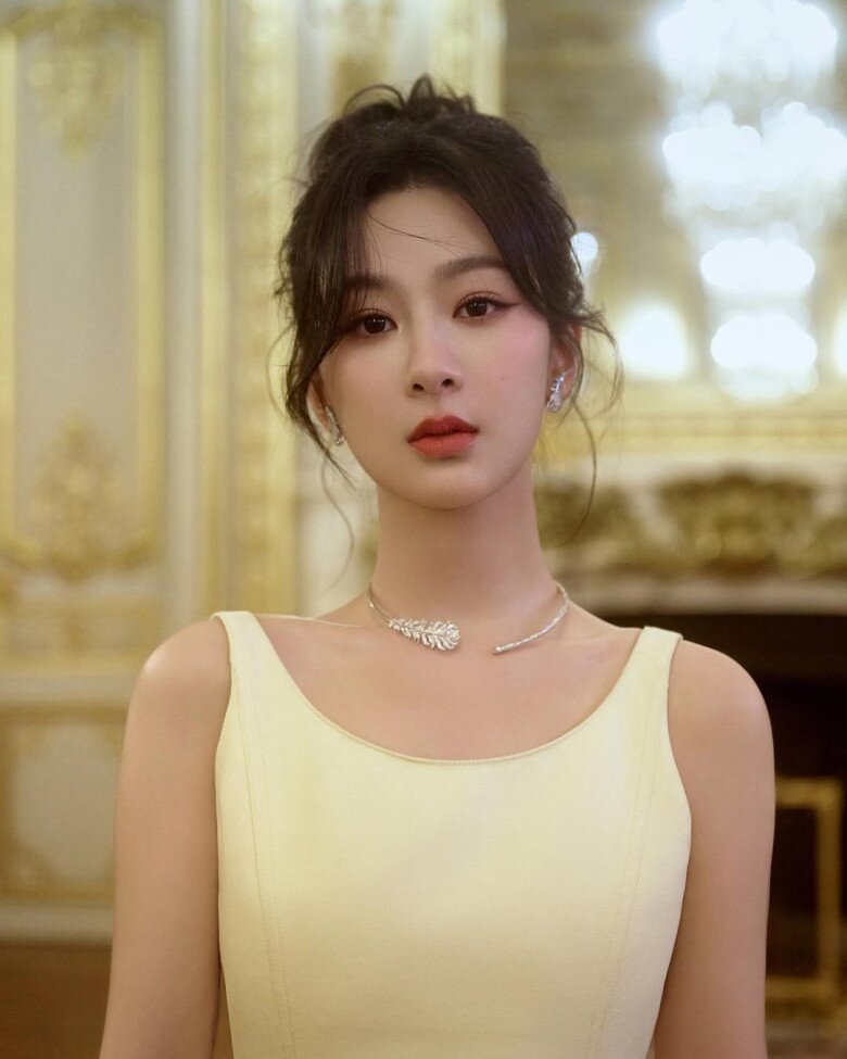 Ở tuổi 33, Dương Tử ngày càng rạng rỡ và tự tin với vóc dáng cùng nhan sắc hiện tại. Từ cô gái từng bị chê bai ngoại hình, nay cô trở thành biểu tượng cho sự kỷ luật và nỗ lực không ngừng, chứng minh rằng chỉ cần quyết tâm, phụ nữ nào cũng có thể lột xác.