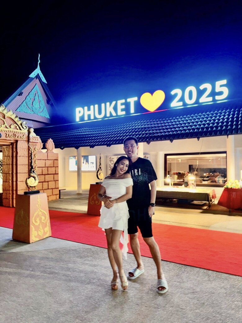 Cặp đôi đi du lịch Thái Lan hâm nóng tình cảm.