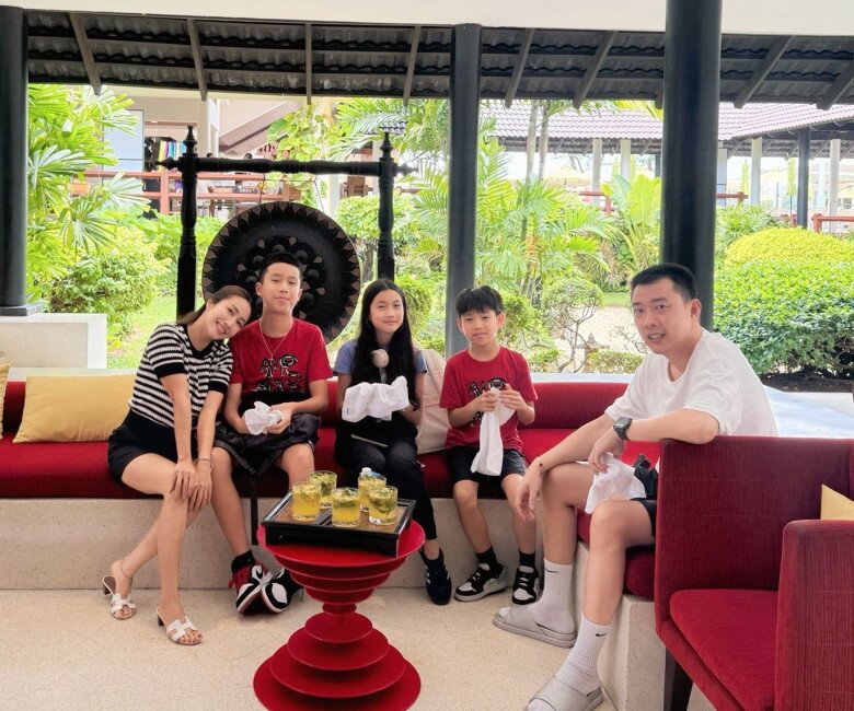 Cặp đôi hiện có 3 con đủ nếp, đủ tẻ.