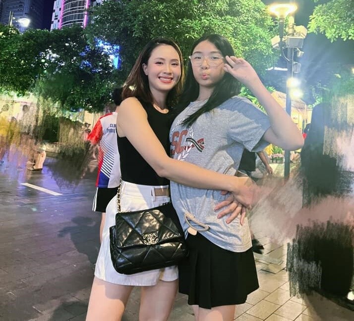 Con gái Hồng Diễm xinh đẹp, hiện đứng cao hơn mẹ.