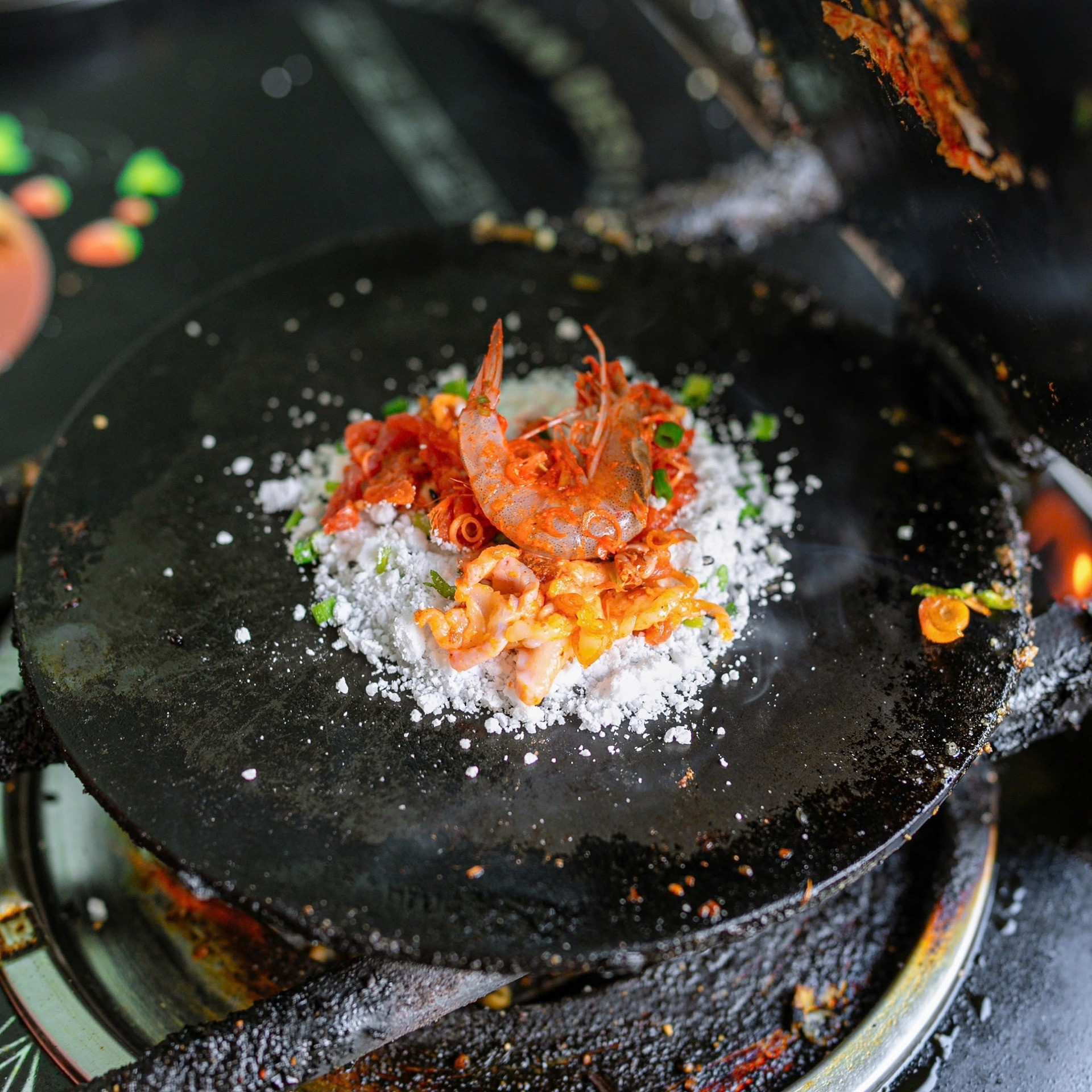 Bánh ép là món đặc sản của Huế với giá rẻ, chỉ 3.000-5.000 đồng/chiếc. Ảnh: Bánh ép Huế