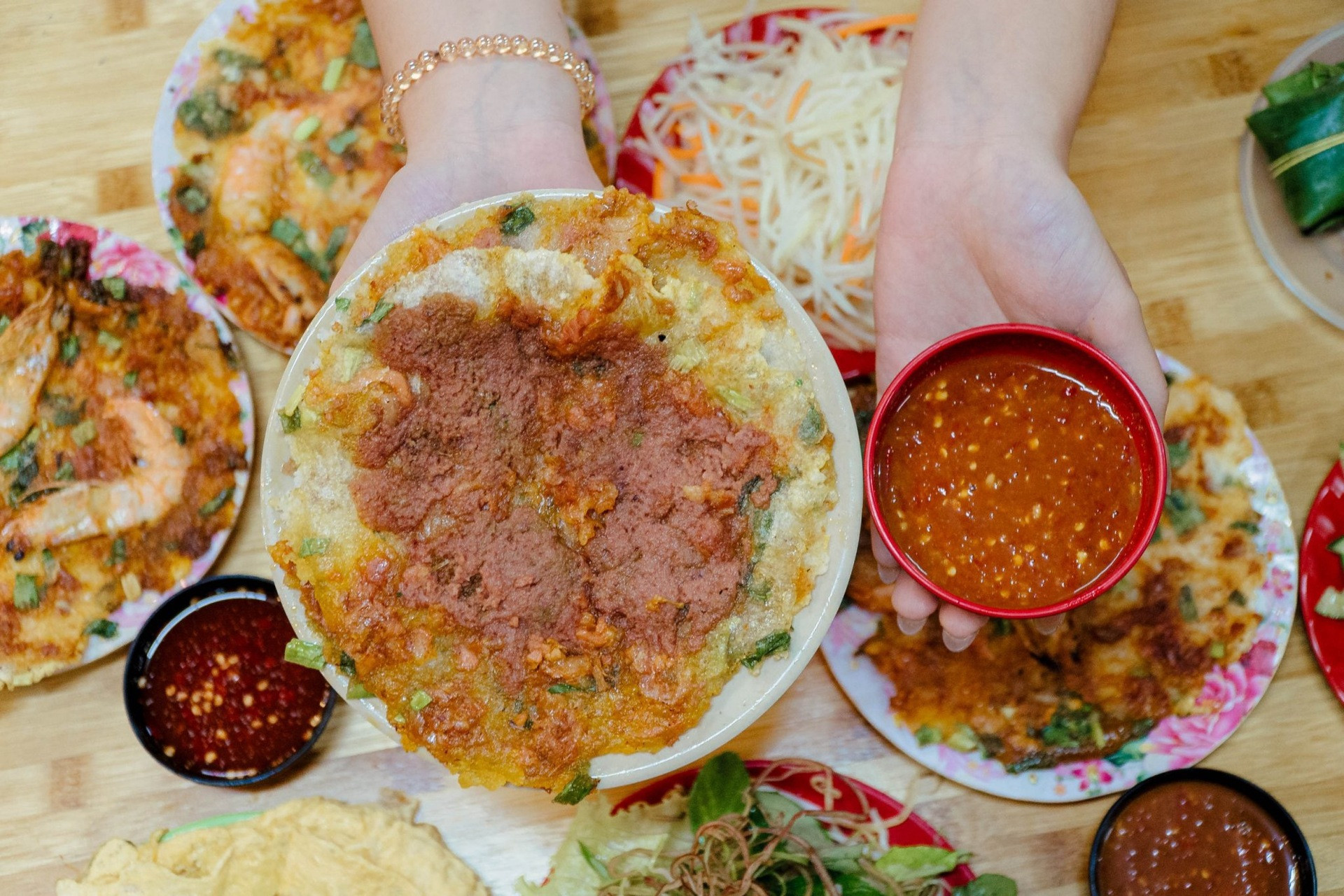 Bánh ép hiện nay được kết hợp với nhiều thành phần hơn, tạo sự đa dạng. Ảnh: Bánh ép Gia Di