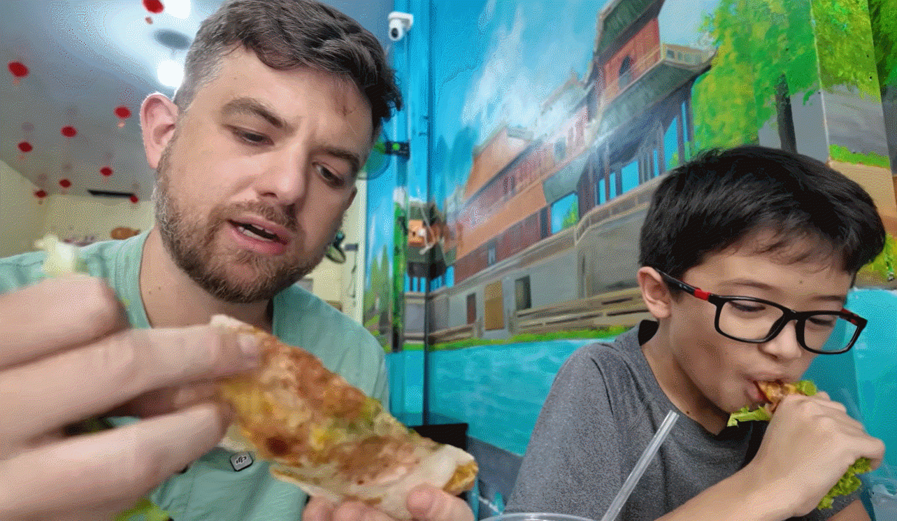 Chad Kubanoff thưởng thức món đặc sản một cách ngon miệng. Ảnh: Chad Kubanoff