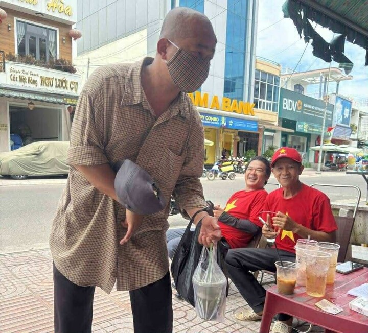 1760500587 988 Nhung cau chuyen am ap Giua lu lut mien Bac