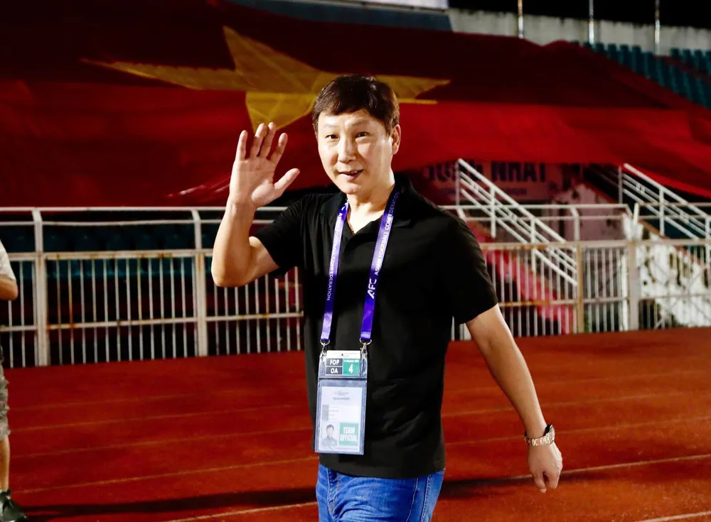 HLV Kim Sang-sik gửi lời tri ân đến khán giả cổ vũ nhiệt tình cho tuyển Việt Nam... 561346657_1140316391635606_1824698914154784051_n.jpg