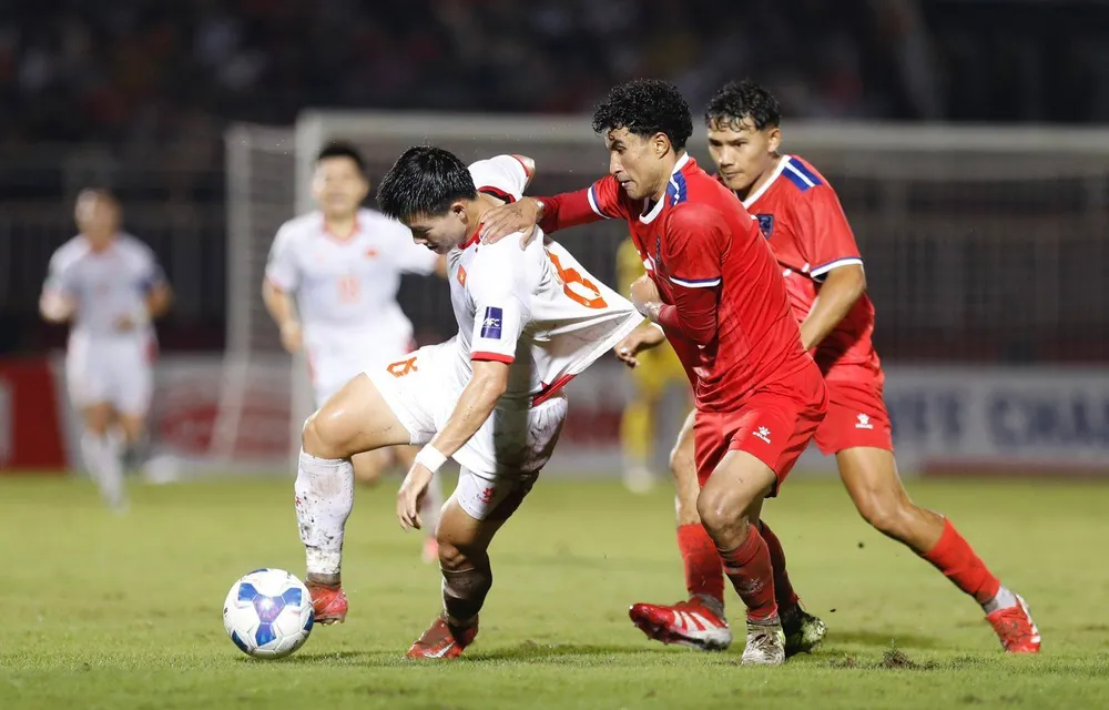 Tiếc cho Thanh Nhàn có pha dứt điểm rất mạnh lại đưa bóng đi vào cột dọc Nepal. Ảnh: CCT. HLV Kim Sang-sik