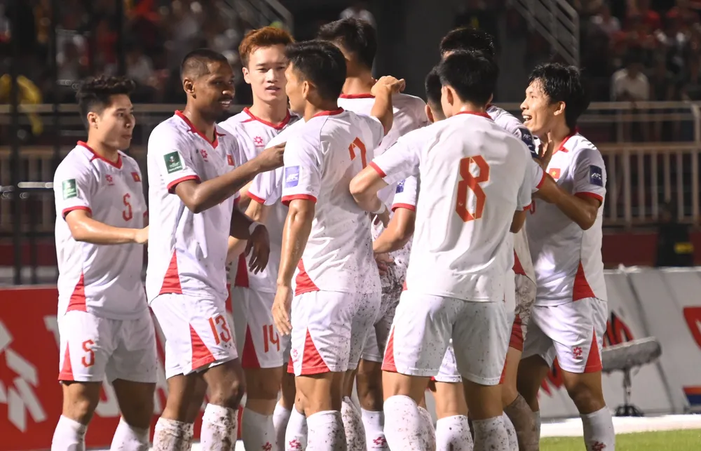 Đội tuyển Việt Nam vẫn giữ ngôi nhì bảng F vòng loại Asian Cup 2027 với 9 điểm, kém đội dẫn đầu Malaysia 3 điểm. Ảnh: CCT. cau-mon-nepal-tu-choi-ban-thang-va-noi-tran-tro-cua-hlv-kim-sang-sik (1).jpg