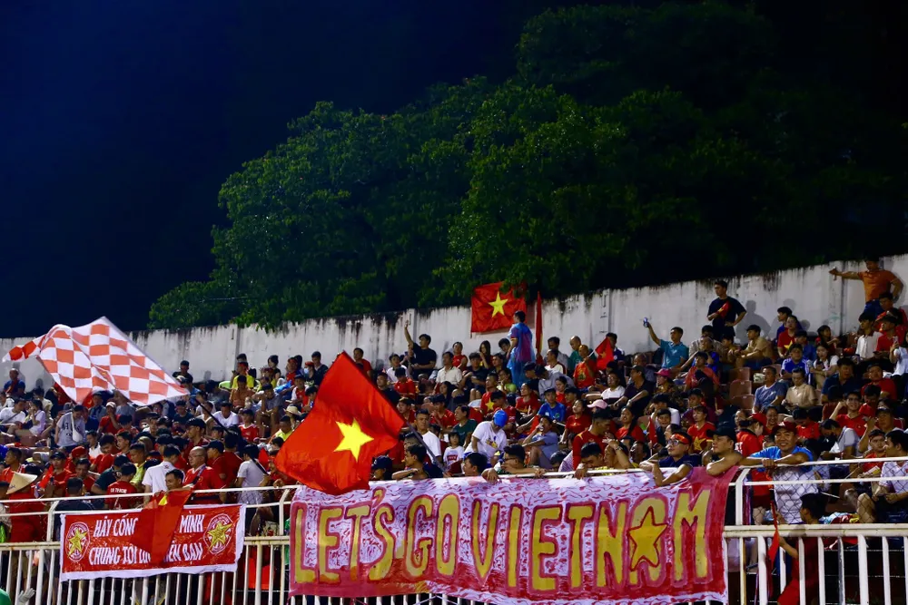 ... với phần lớn thời gian các cổ động viên dầm mưa trên sân Thống Nhất. Ảnh: CCT. 561655785_1140316844968894_5068562113714784759_n.jpg