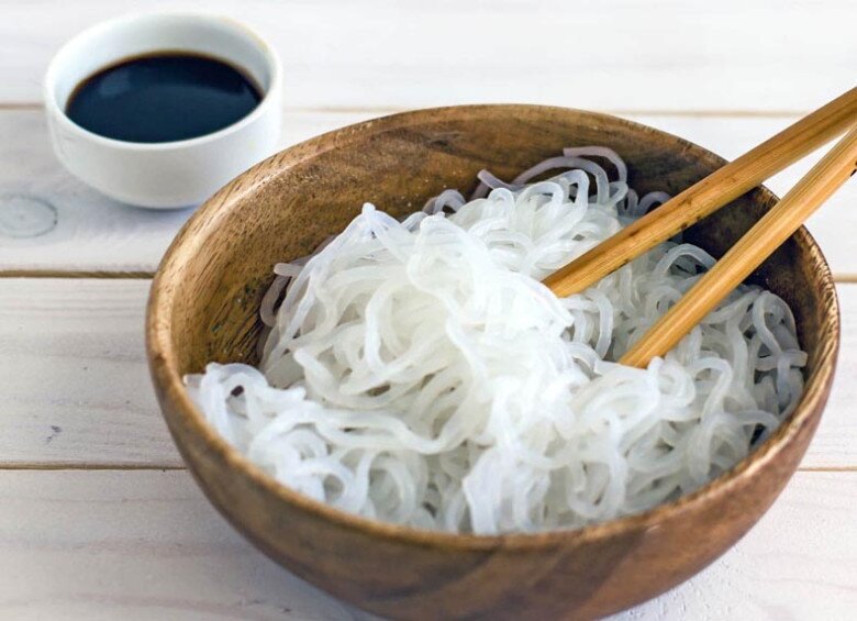 im Yoo Jung chọn mì nưa thay cơm trắng để kiểm soát tinh bột hiệu quả. Loại thực phẩm này gần như không chứa calo, giàu chất xơ và giúp tạo cảm giác no lâu. Thành phần glucomannan trong mì nưa còn hỗ trợ tiêu hóa, giảm cholesterol, hạn chế mỡ bụng, giúp cô giữ dáng thon gọn tự nhiên. (Ảnh minh hoạ)