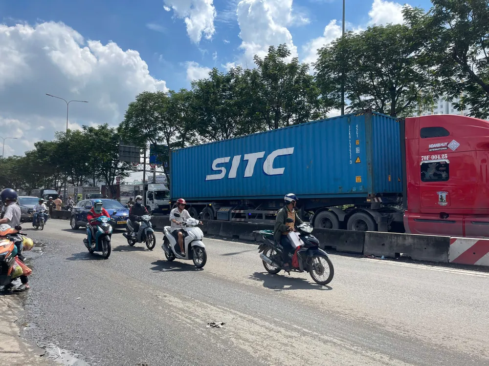 Vụ tai nạn nghiêm trọng khiến nữ sinh tử vong sau va chạm với xe container ngày 14-10. chợ đầu mối thủ đức, xe chạy ngược chiều
