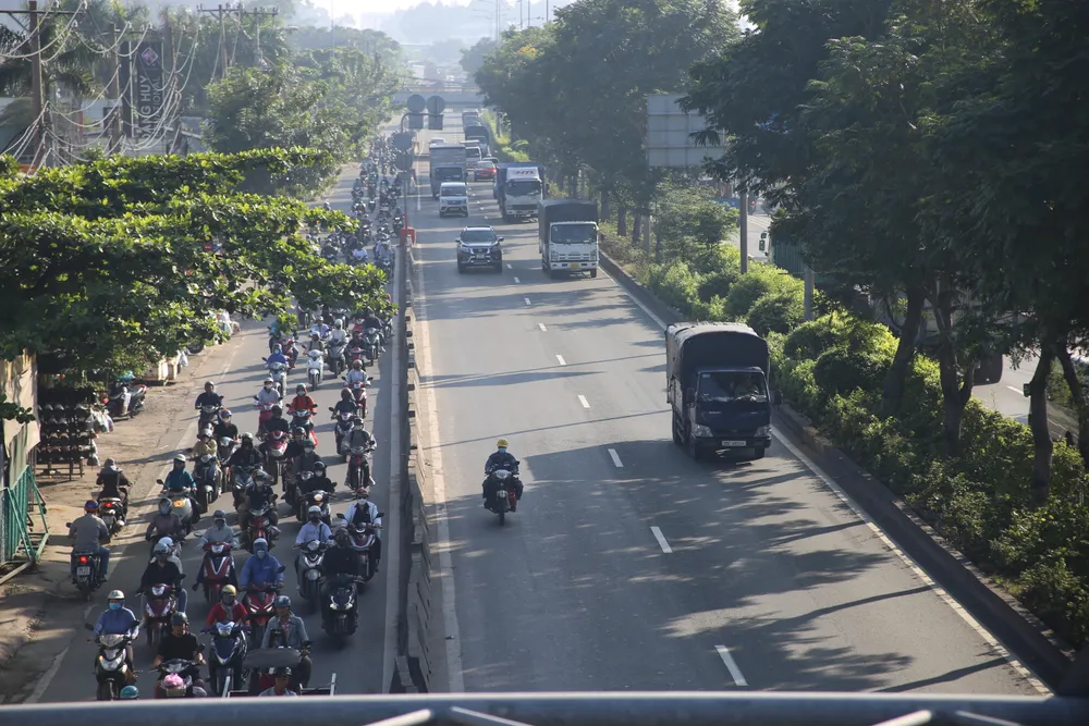 Khu vực đường Đỗ Mười, trước cổng chợ đầu mối thường xuyên xảy ra tình trạng người dân bất chấp biển cấm để chạy ra làn ô tô. Ảnh: PHẠM HẢI IMG_6639.jpeg