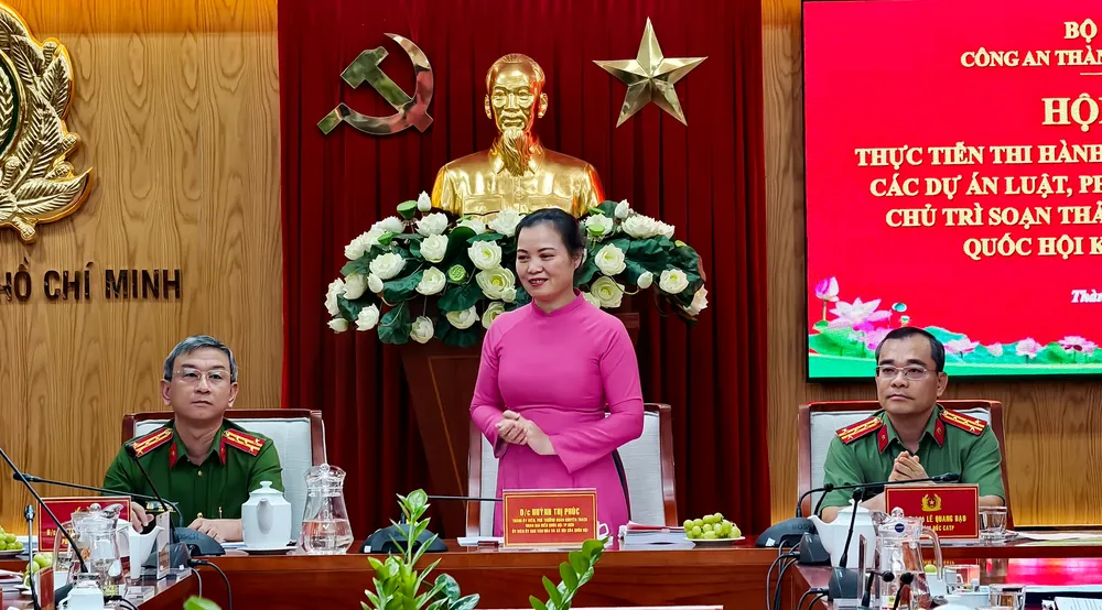 Đại tá Lê Quang Đạo và Đại tá Trần Hồng Minh – Phó Giám đốc Công an TP.HCM, cùng bà Huỳnh Thị Phúc – Phó Trưởng đoàn chuyên trách Đoàn Đại biểu Quốc hội TP.HCM đồng chủ trì hội nghị. Ảnh: N. TÂN cong-an-tp-hcm-to-chuc-hoi-thao-gop-y-cac-du-an-luat-do-bo-cong-an-chu-tri.jpg