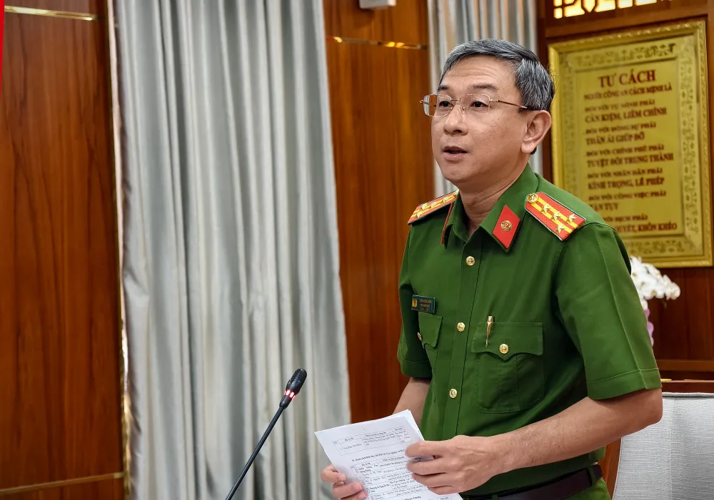 Đại tá Trần Hồng Minh, Phó Giám đốc Công an TP.HCM phát biểu tại hội nghị. Ảnh: N.TÂN Công an TP.HCM tổ chức hội thảo góp ý các dự án luật do Bộ Công an chủ trì