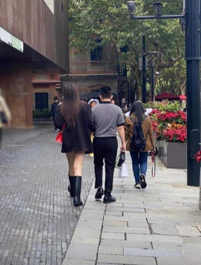 Đỗ Thị Hà và doanh nhân Viết Vương nhiều lần bị bắt gặp sánh đôi cùng nhau.