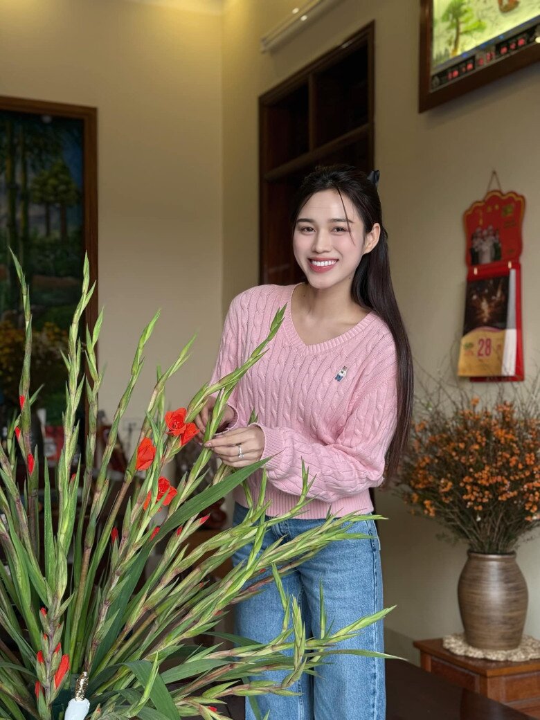 Ở tuổi 24, nàng hậu có sự nghiệp thành công.