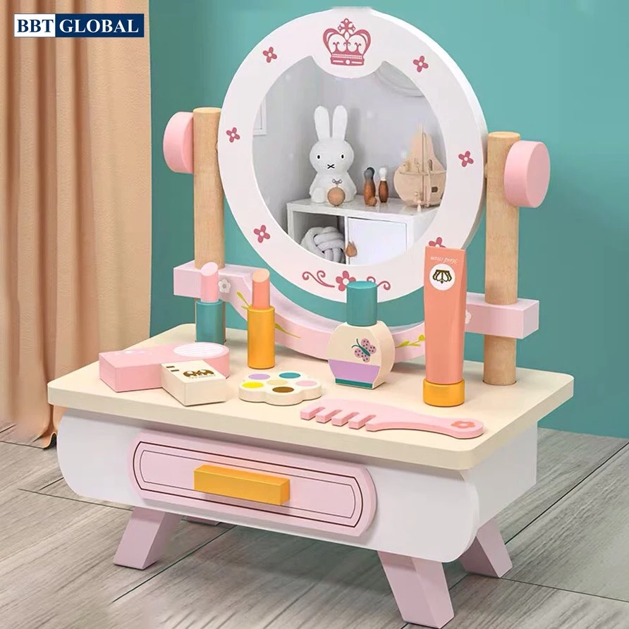 Con gái Đông Nhi hơn 1 tuổi đã "mê phấn son", có riêng bàn makeup xinh như công chúa - Ảnh 11.