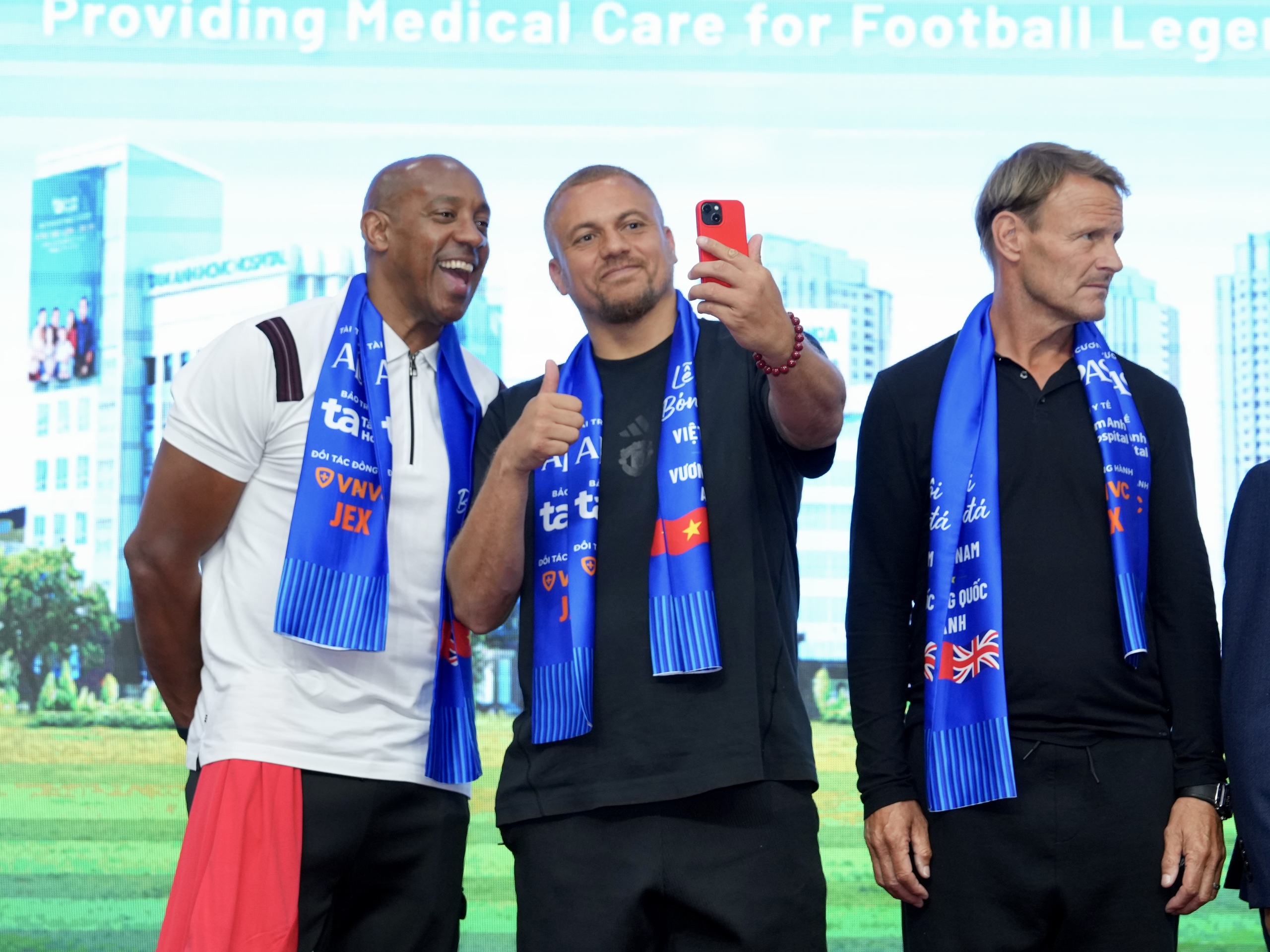Teddy Sheringham và các huyền thoại ‘Man đỏ’ tạo ấn tượng mạnh tại Bệnh viện đa khoa Tâm Anh - Ảnh 2.