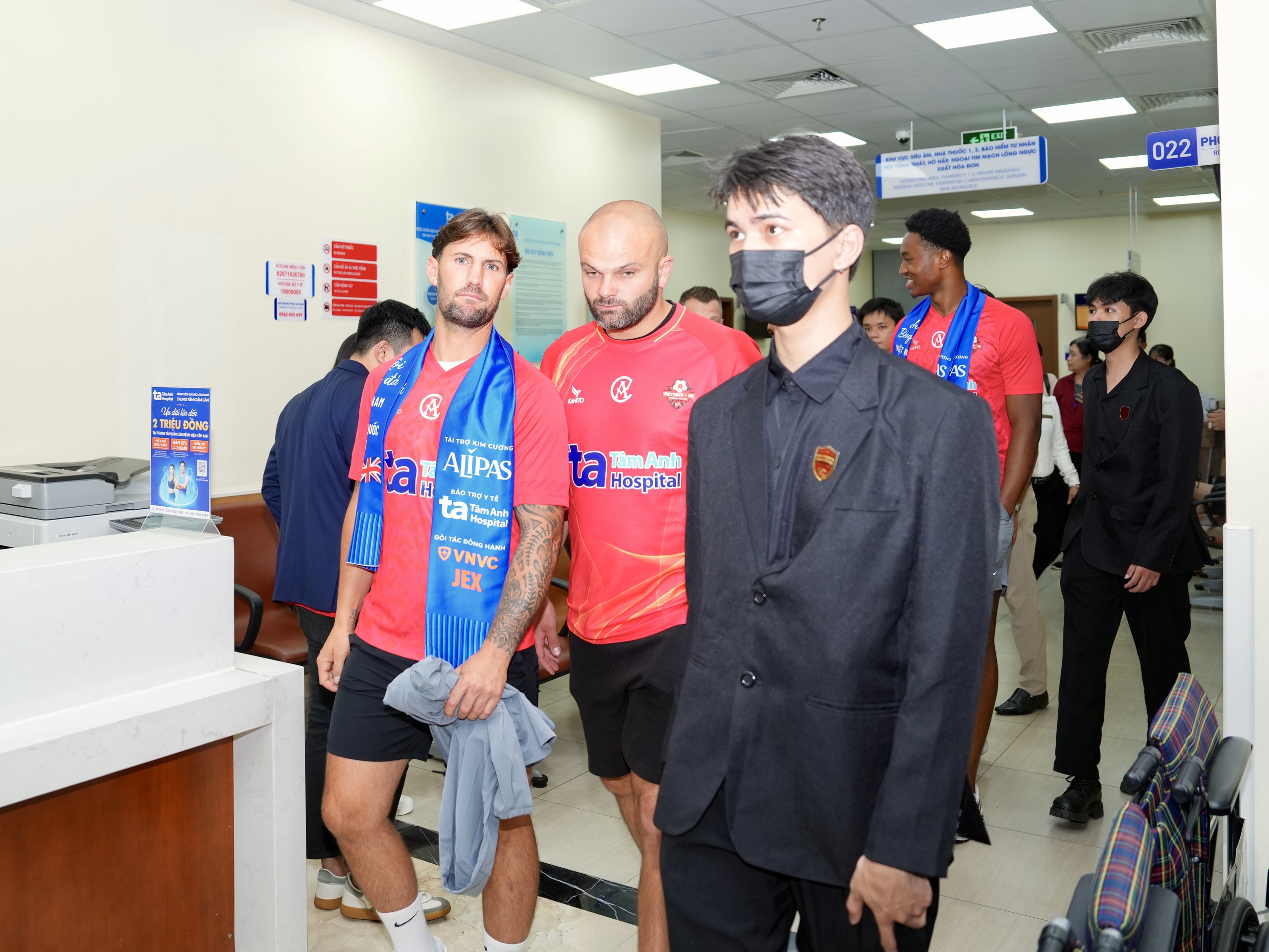 Teddy Sheringham và các huyền thoại ‘Man đỏ’ tạo ấn tượng mạnh tại Bệnh viện đa khoa Tâm Anh - Ảnh 3.
