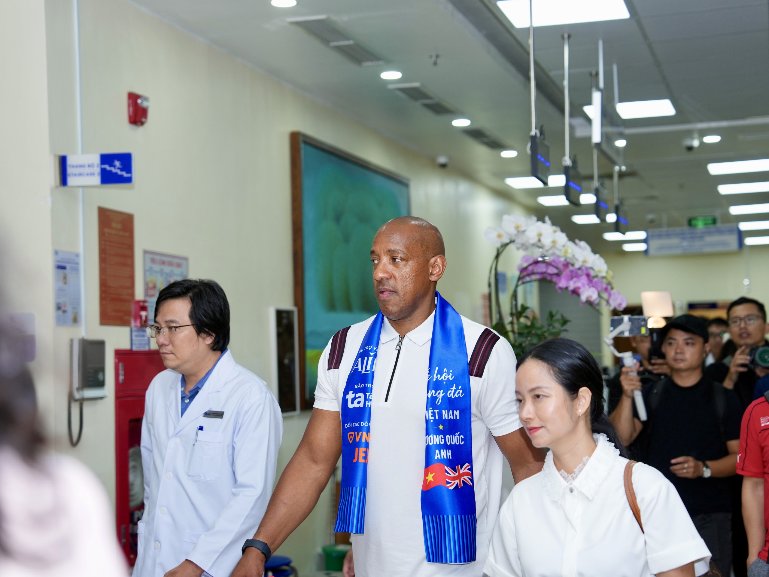 Teddy Sheringham và các huyền thoại ‘Man đỏ’ tạo ấn tượng mạnh tại Bệnh viện đa khoa Tâm Anh - Ảnh 4.