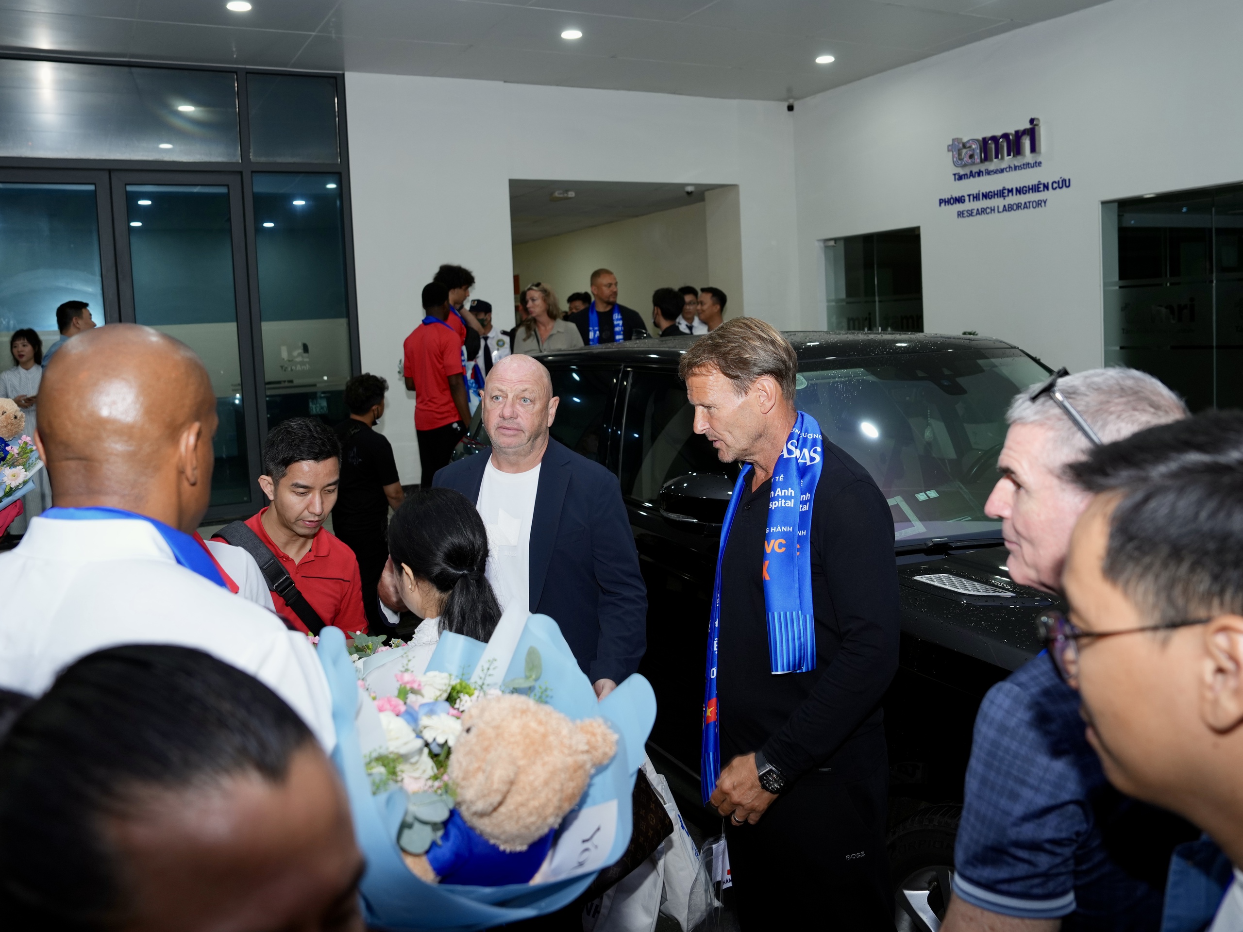 Teddy Sheringham và các huyền thoại ‘Man đỏ’ tạo ấn tượng mạnh tại Bệnh viện đa khoa Tâm Anh - Ảnh 5.