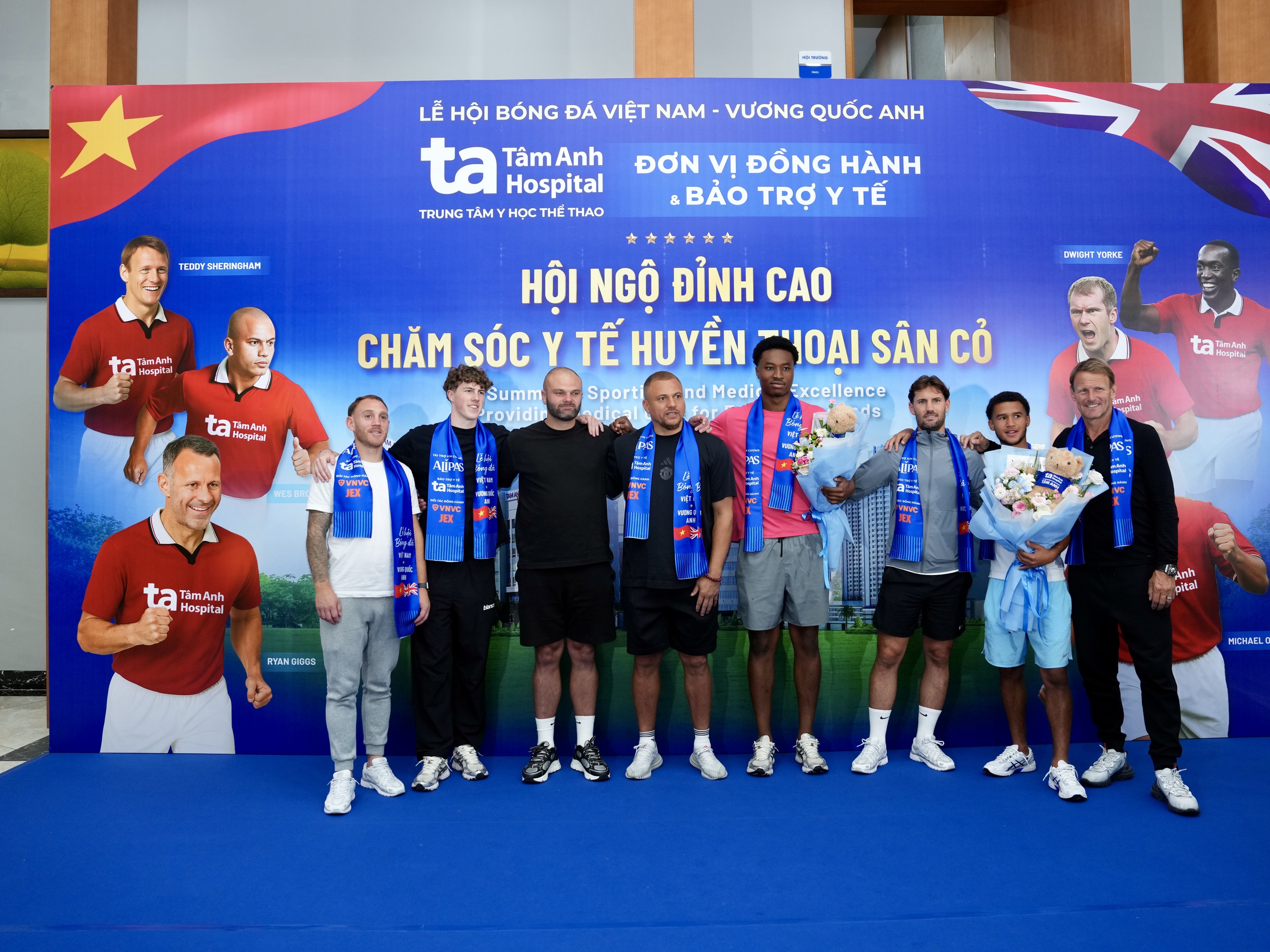 Teddy Sheringham và các huyền thoại ‘Man đỏ’ tạo ấn tượng mạnh tại Bệnh viện đa khoa Tâm Anh - Ảnh 6.