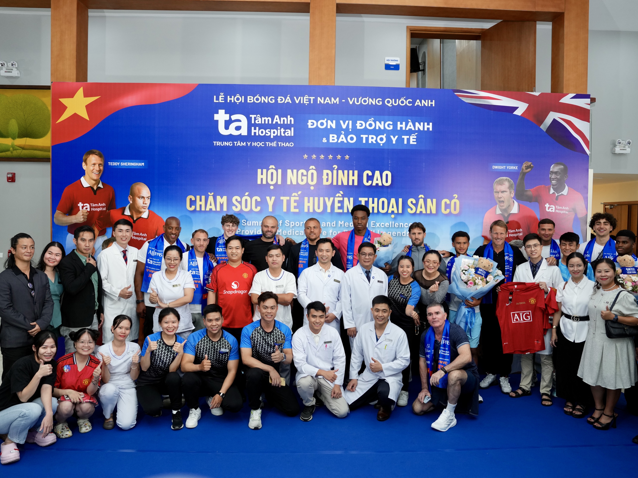 Teddy Sheringham và các huyền thoại ‘Man đỏ’ tạo ấn tượng mạnh tại Bệnh viện đa khoa Tâm Anh - Ảnh 7.