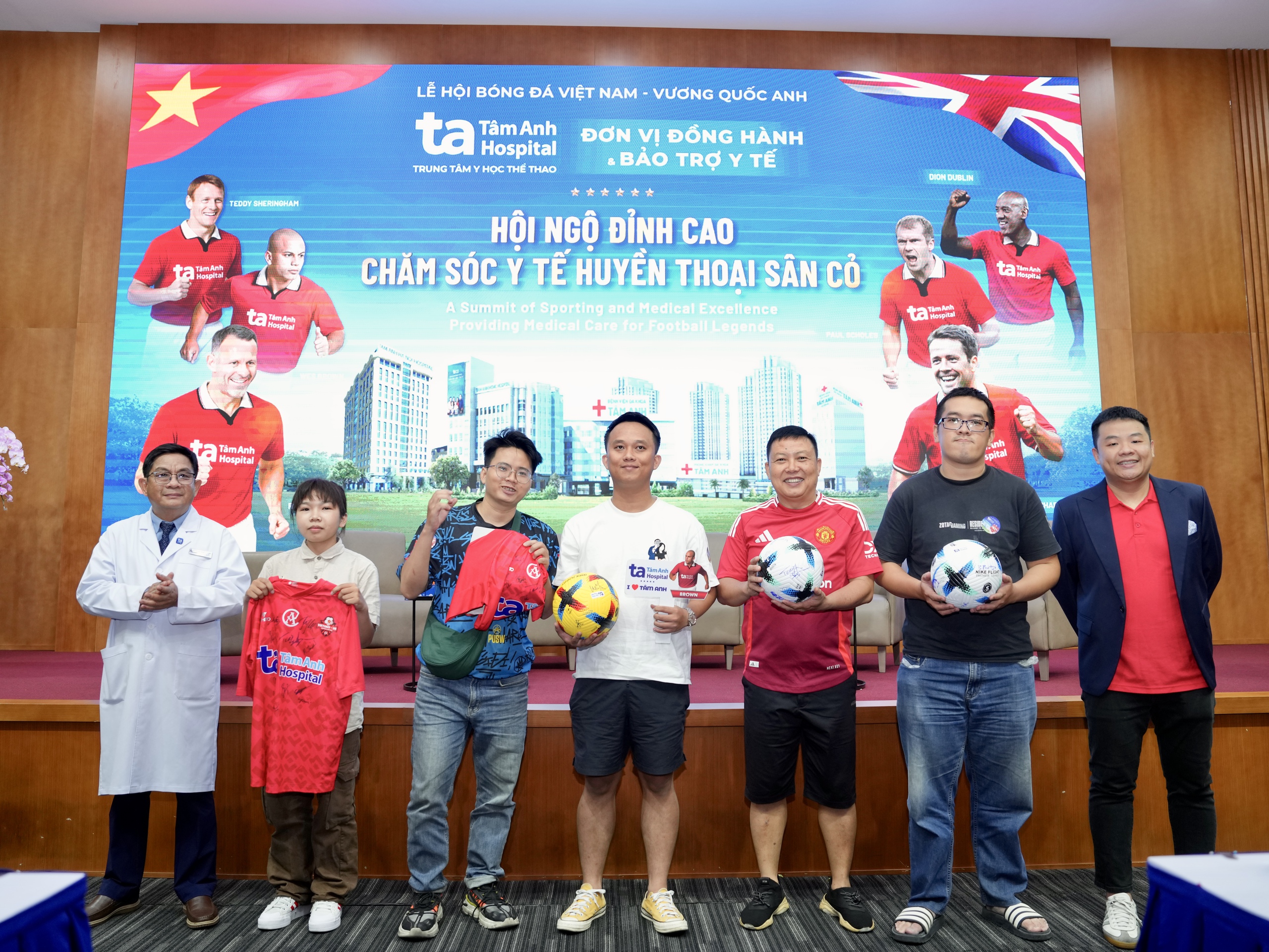 Teddy Sheringham và các huyền thoại ‘Man đỏ’ tạo ấn tượng mạnh tại Bệnh viện đa khoa Tâm Anh - Ảnh 8.