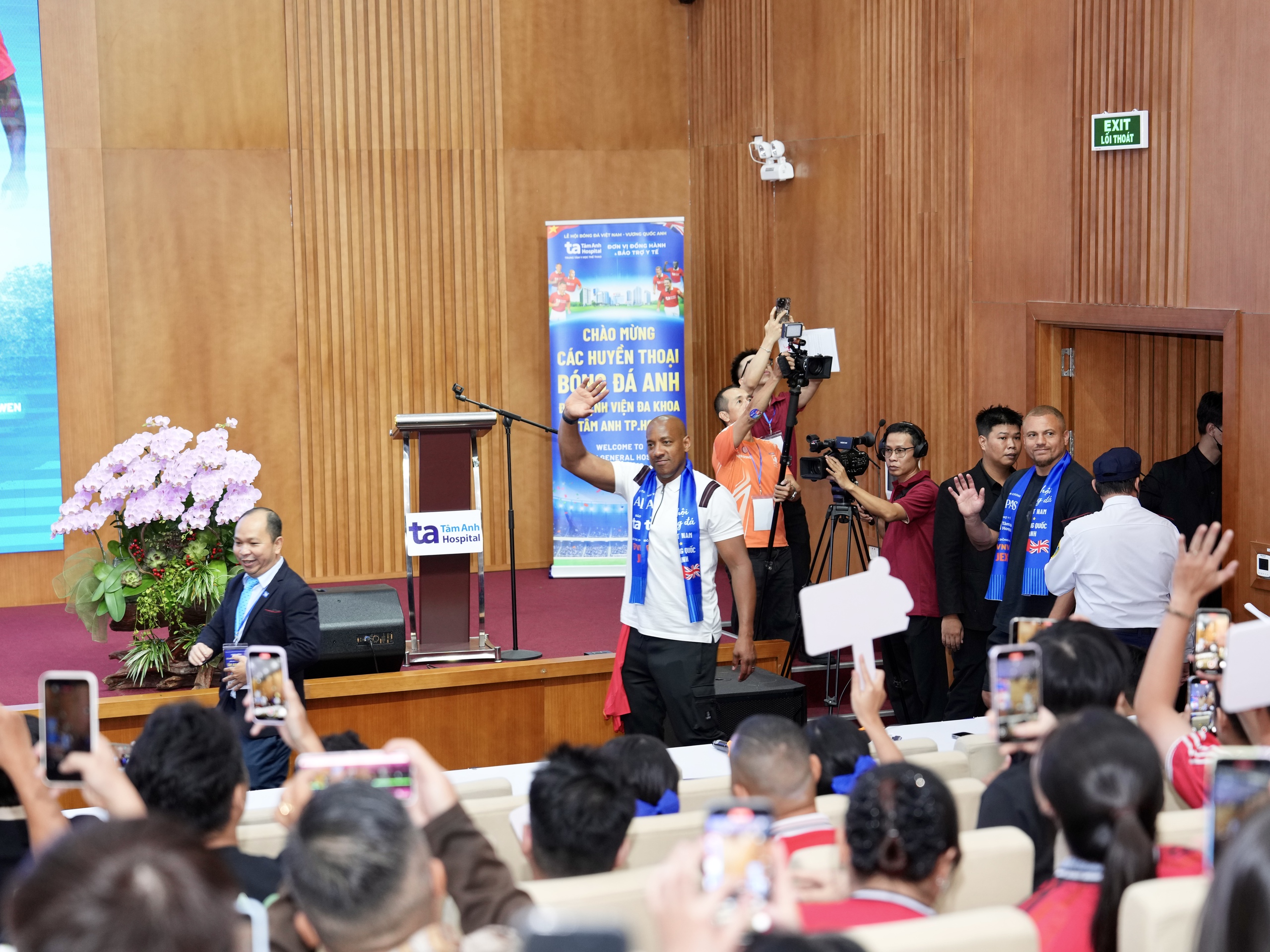 Teddy Sheringham và các huyền thoại ‘Man đỏ’ tạo ấn tượng mạnh tại Bệnh viện đa khoa Tâm Anh - Ảnh 9.