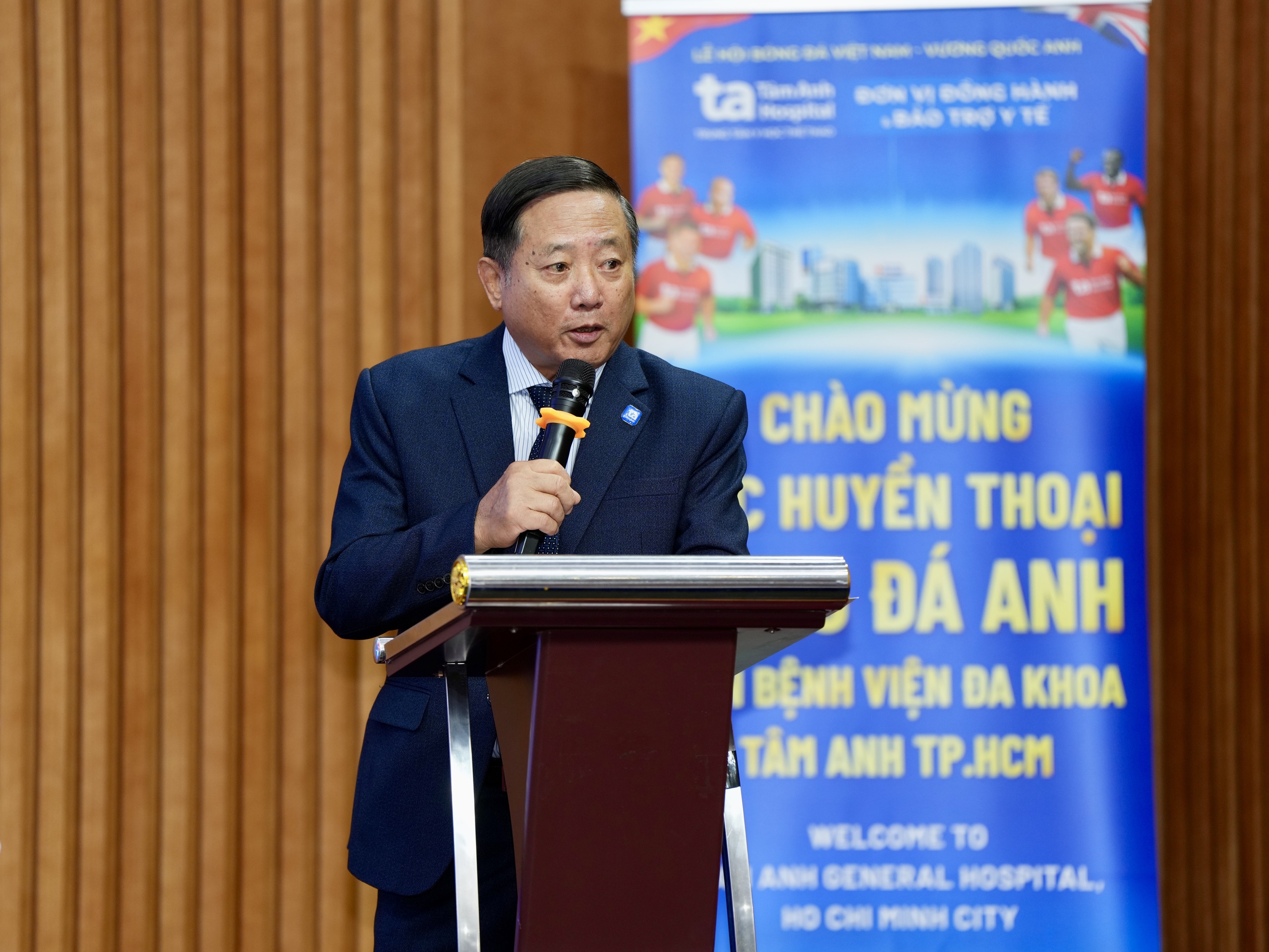 Teddy Sheringham và các huyền thoại ‘Man đỏ’ tạo ấn tượng mạnh tại Bệnh viện đa khoa Tâm Anh - Ảnh 10.