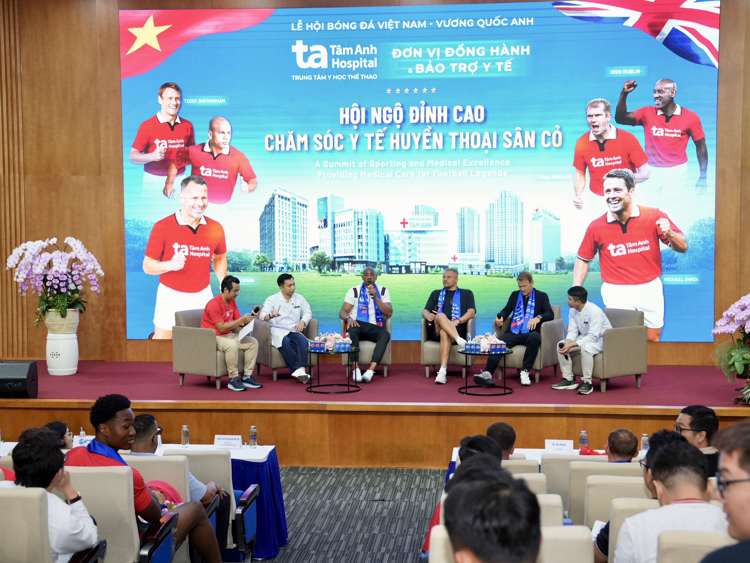 Teddy Sheringham và các huyền thoại ‘Man đỏ’ tạo ấn tượng mạnh tại Bệnh viện đa khoa Tâm Anh - Ảnh 11.