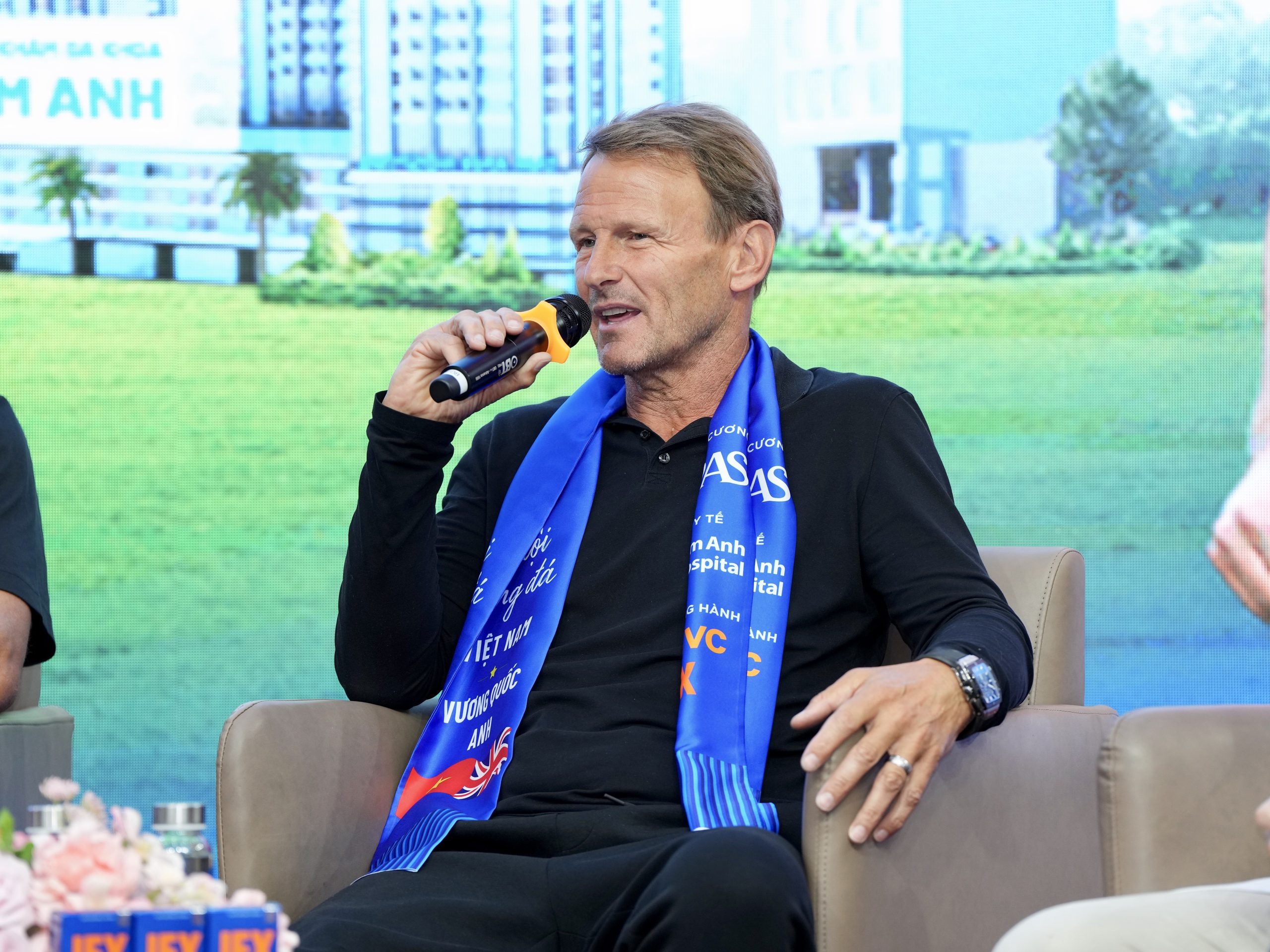 Teddy Sheringham và các huyền thoại ‘Man đỏ’ tạo ấn tượng mạnh tại Bệnh viện đa khoa Tâm Anh - Ảnh 12.