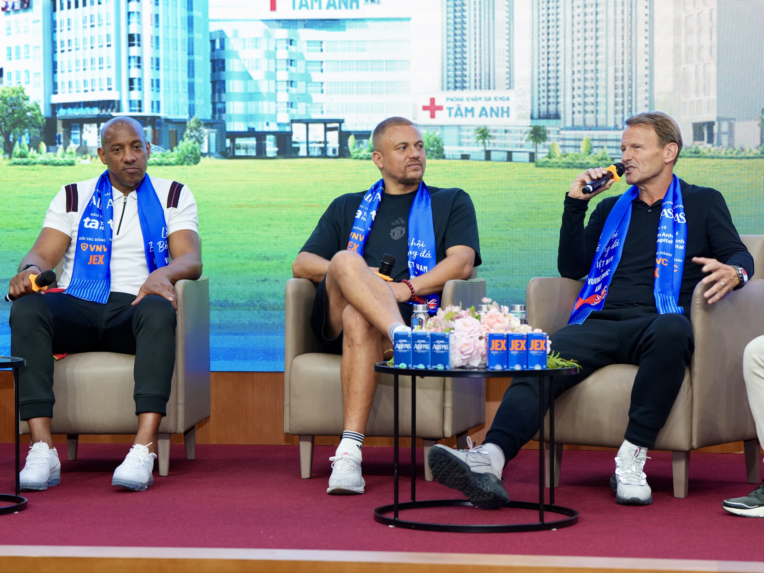 Teddy Sheringham và các huyền thoại ‘Man đỏ’ tạo ấn tượng mạnh tại Bệnh viện đa khoa Tâm Anh - Ảnh 13.