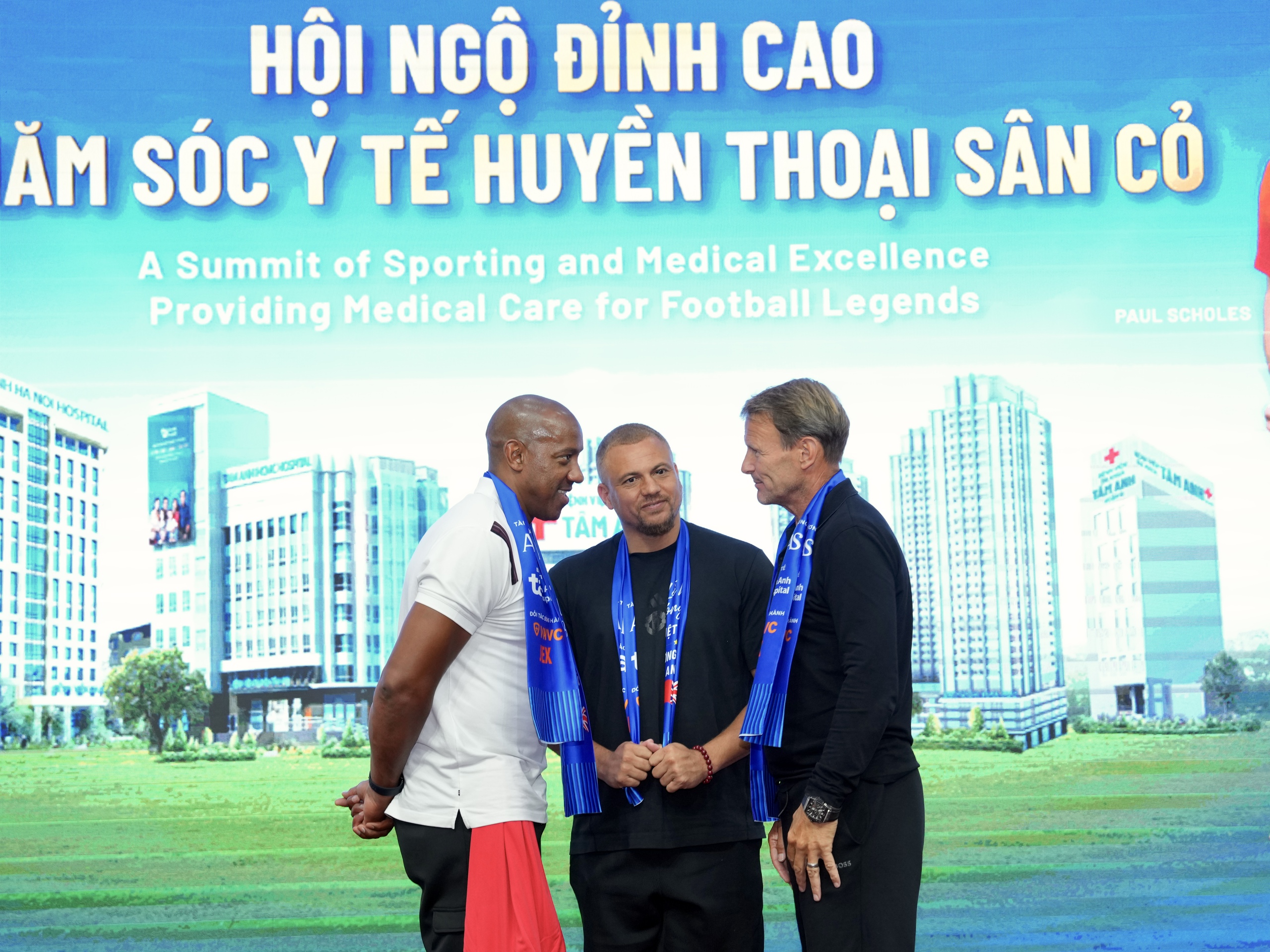 Teddy Sheringham và các huyền thoại ‘Man đỏ’ tạo ấn tượng mạnh tại Bệnh viện đa khoa Tâm Anh - Ảnh 15.